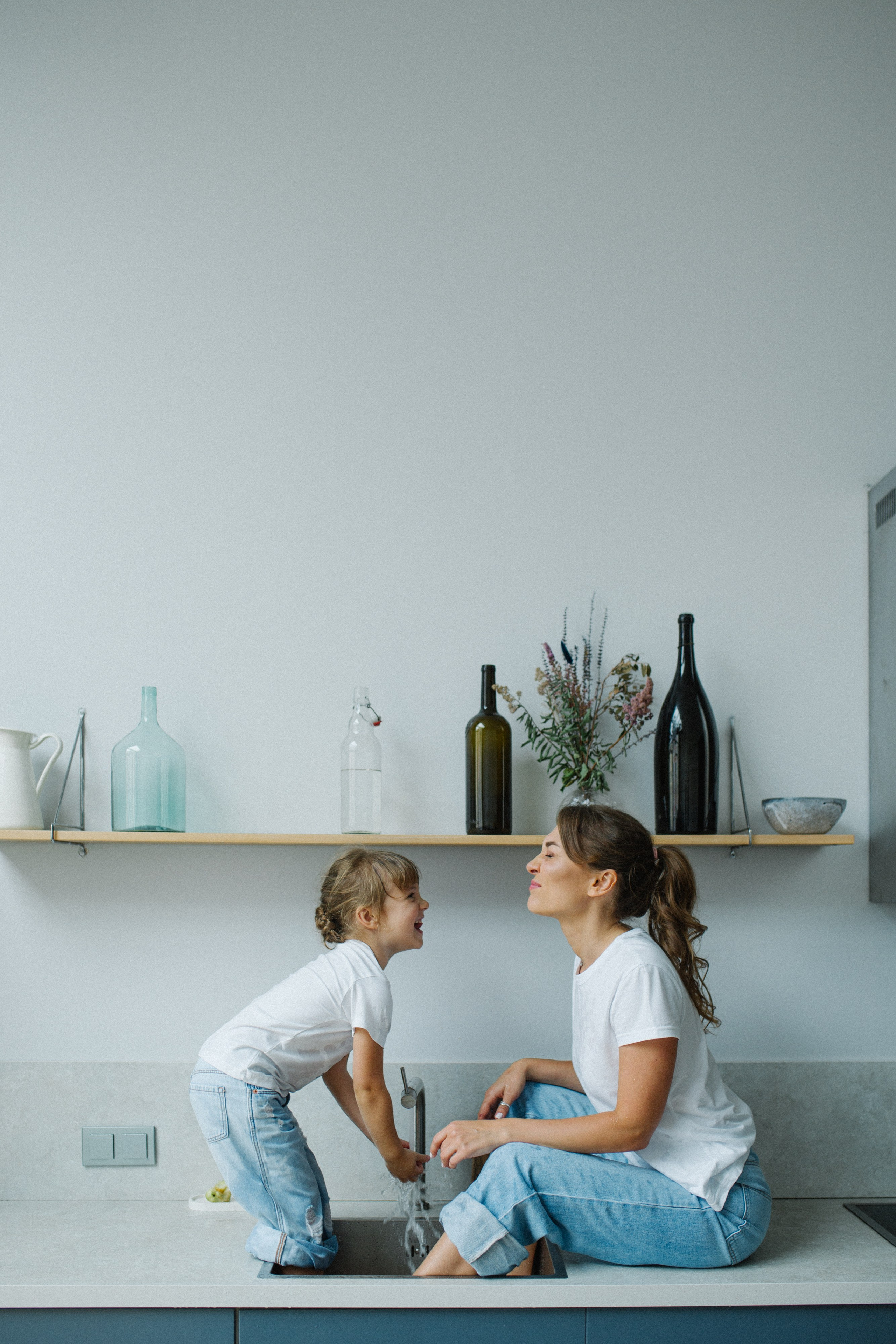 Купание с танцами на столе. Фотограф Оля Батист