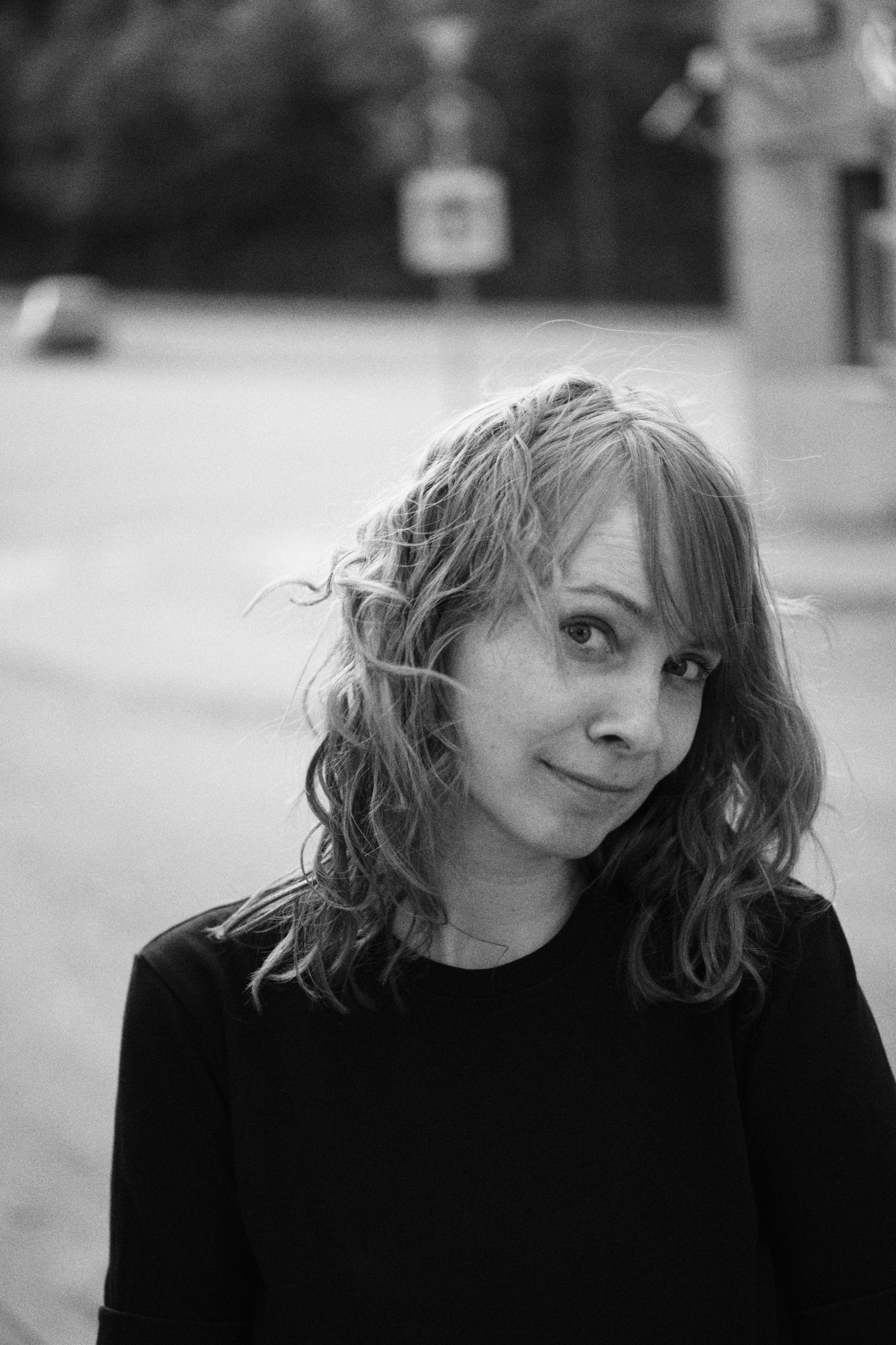 Женщина с недоумением смотрит в камеру