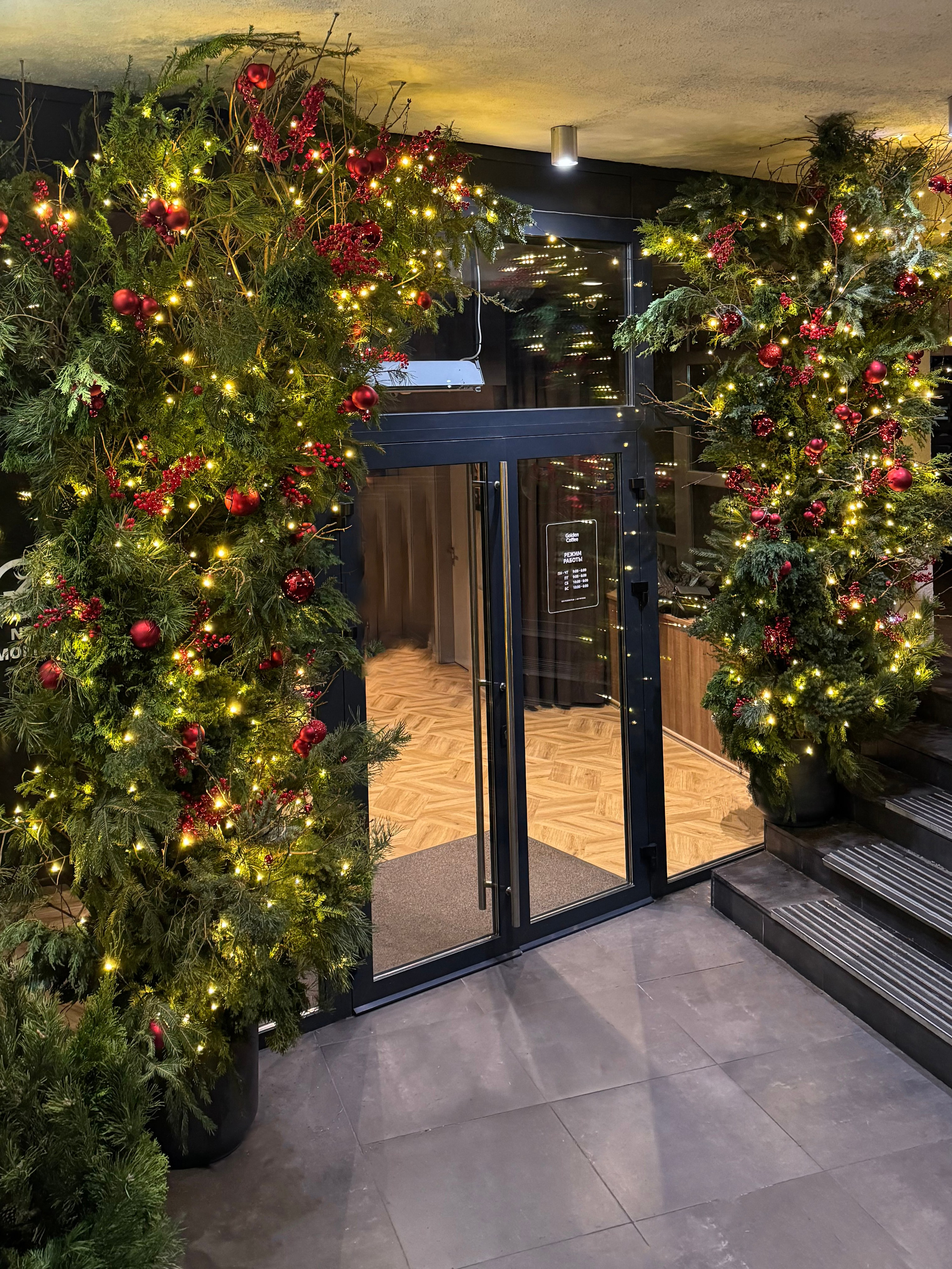 Новогодний зимний декор, дизайн и оформление входной группы заведения. Декоратор Алёна Шевелёва, Минск. 
