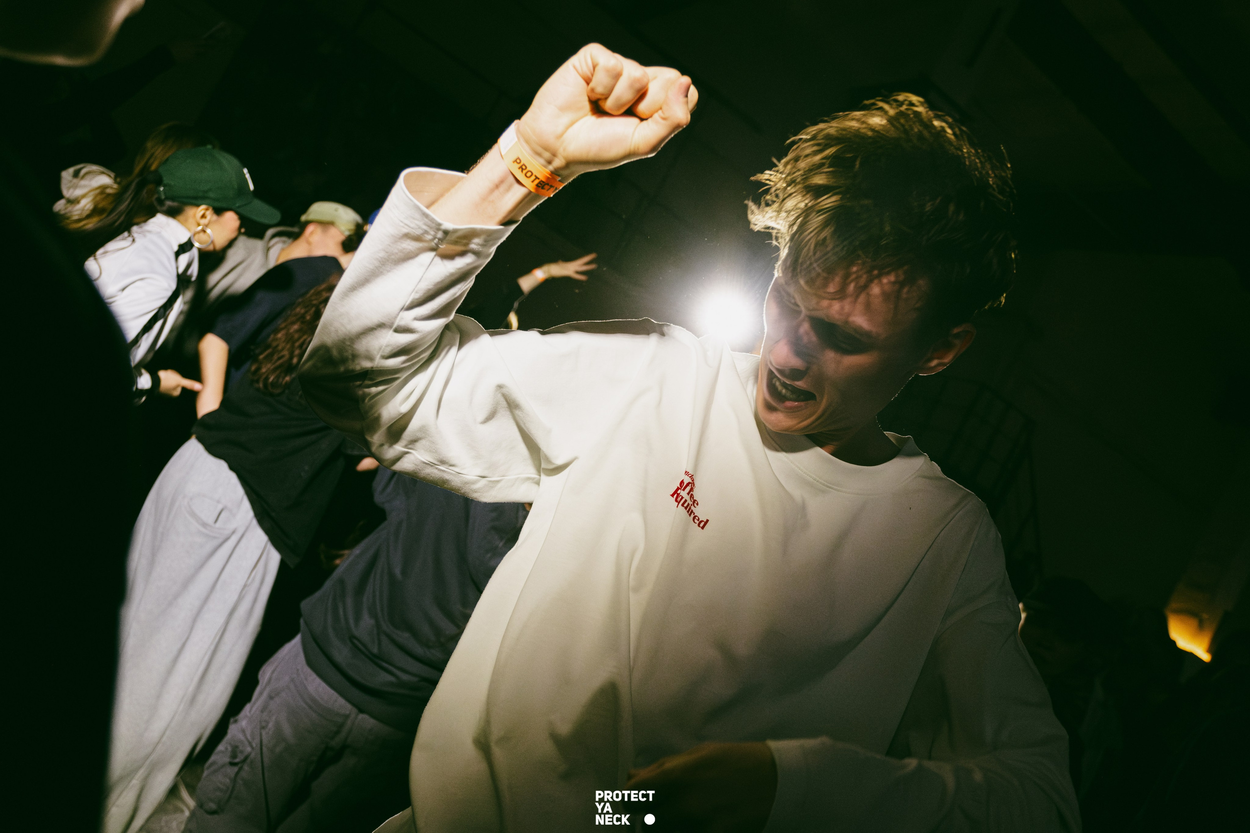 PROTECT YA NECK 22/03 (@youlovebu). Соня бу тебя сфоткала