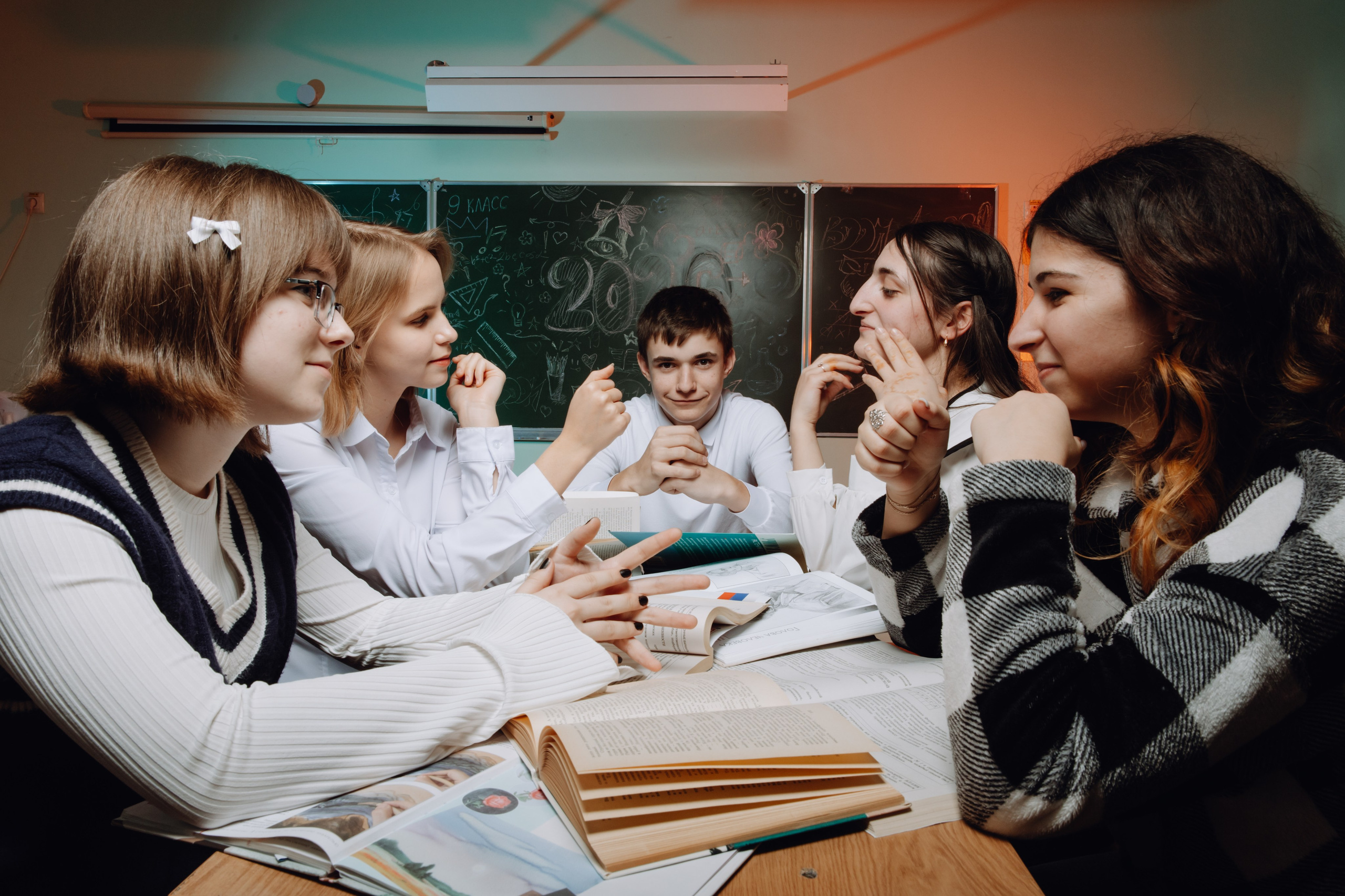 Школьные альбомы в Чернянке. Фотограф Максим Никонов