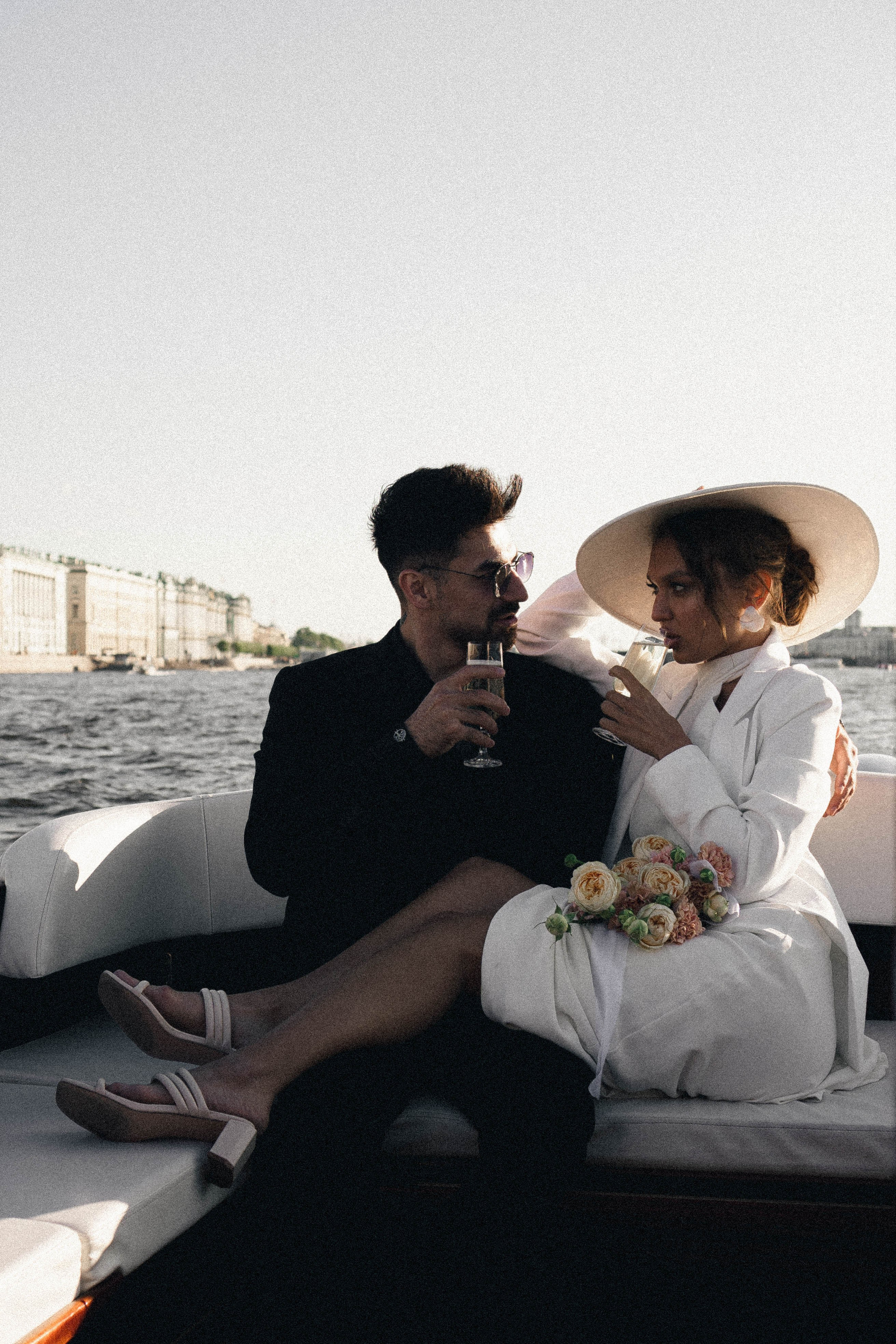 СВАДЕНБНАЯ СЬЕМКА НА КАТЕРЕ ПО КАНАЛАМ САНКТ-ПЕТЕРБУРГА И В АКВАТОРИИ НЕВЫ. Профессиональный фотограф, Санкт-Петербург — Виктория Богомолова
