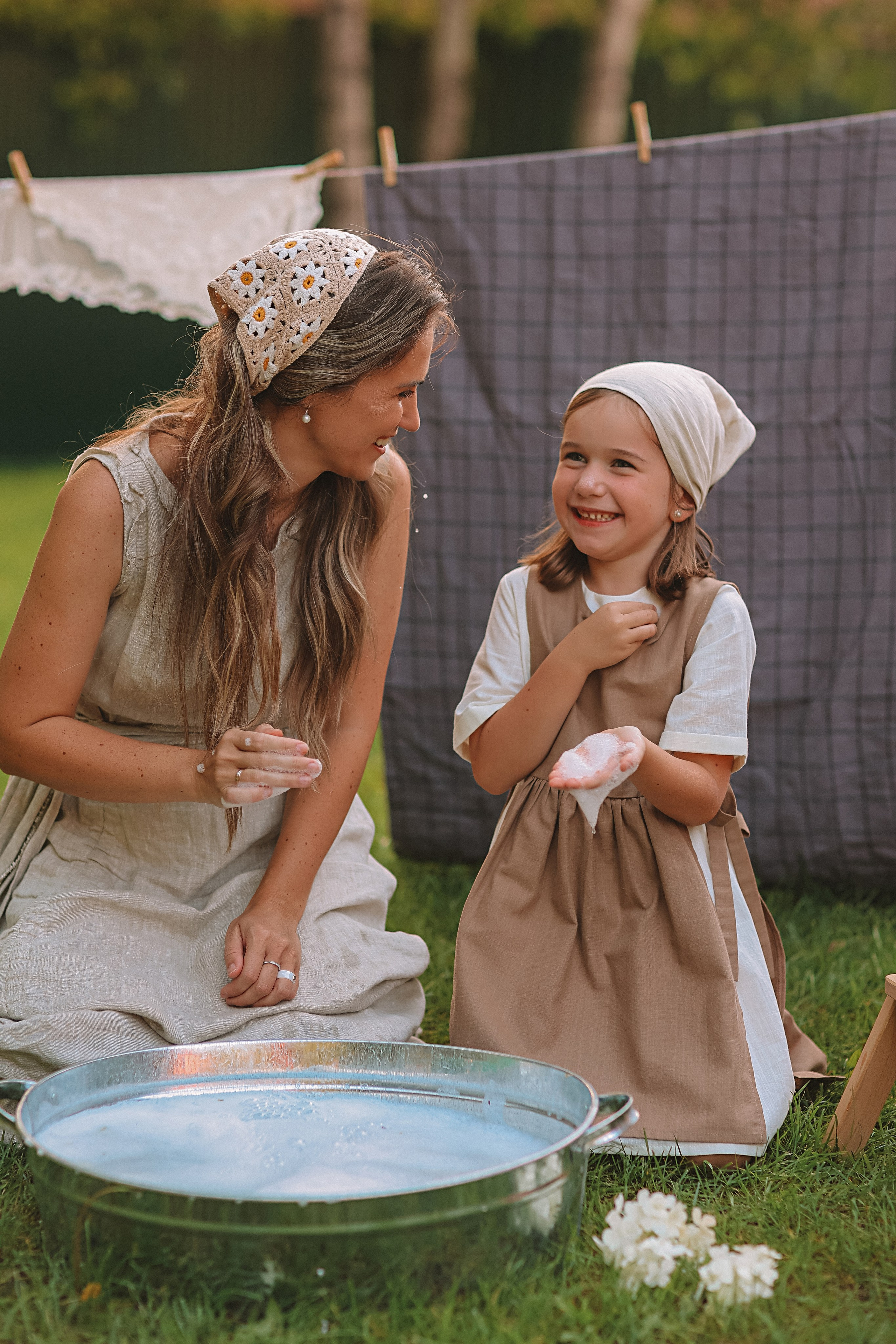 Стирка у дома. Семейный фотограф Тюмень, фотограф на роды Салмина Мария