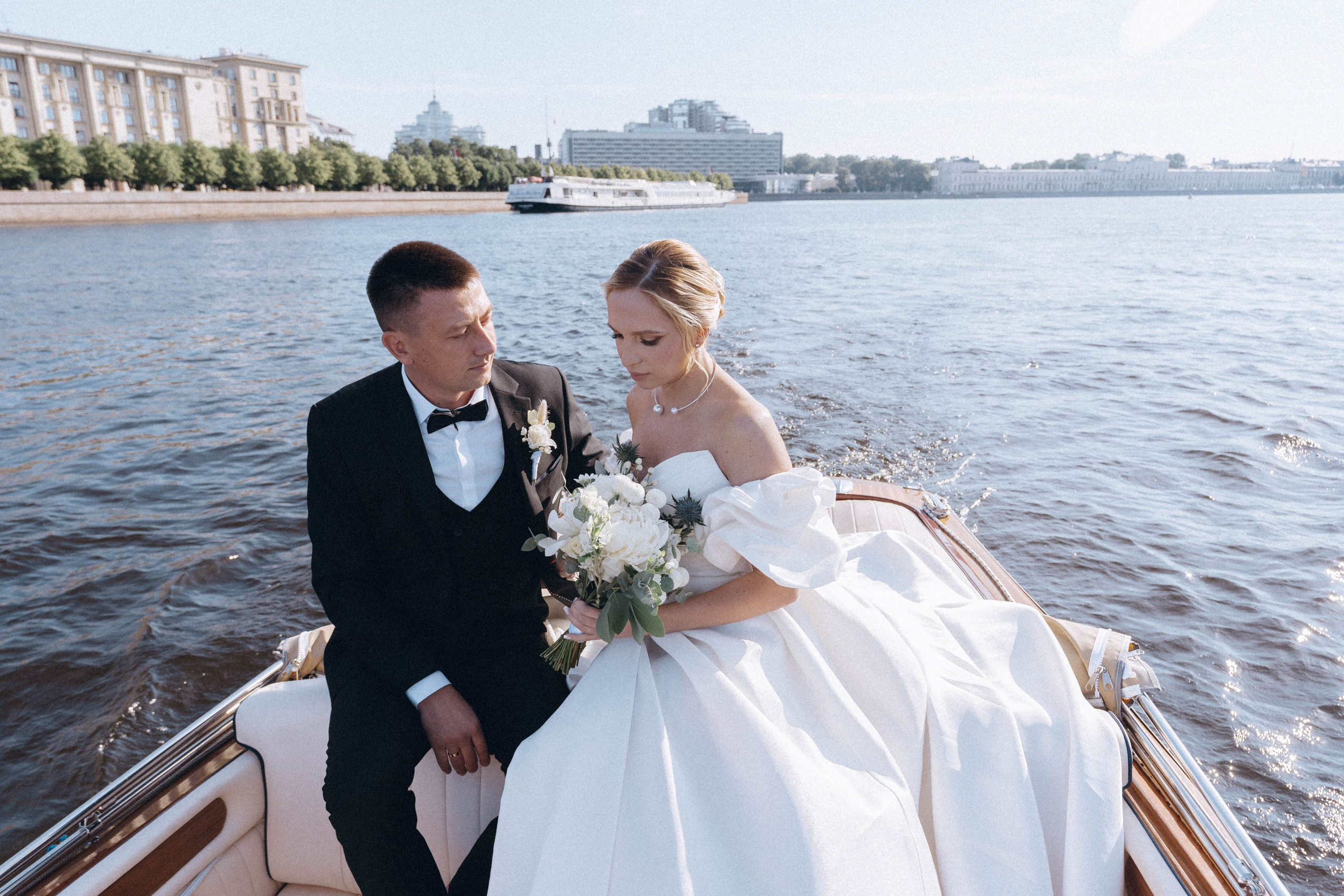 СВАДЕНБНАЯ СЬЕМКА НА КАТЕРЕ ПО КАНАЛАМ САНКТ-ПЕТЕРБУРГА И В АКВАТОРИИ НЕВЫ. Профессиональный фотограф, Санкт-Петербург — Виктория Богомолова