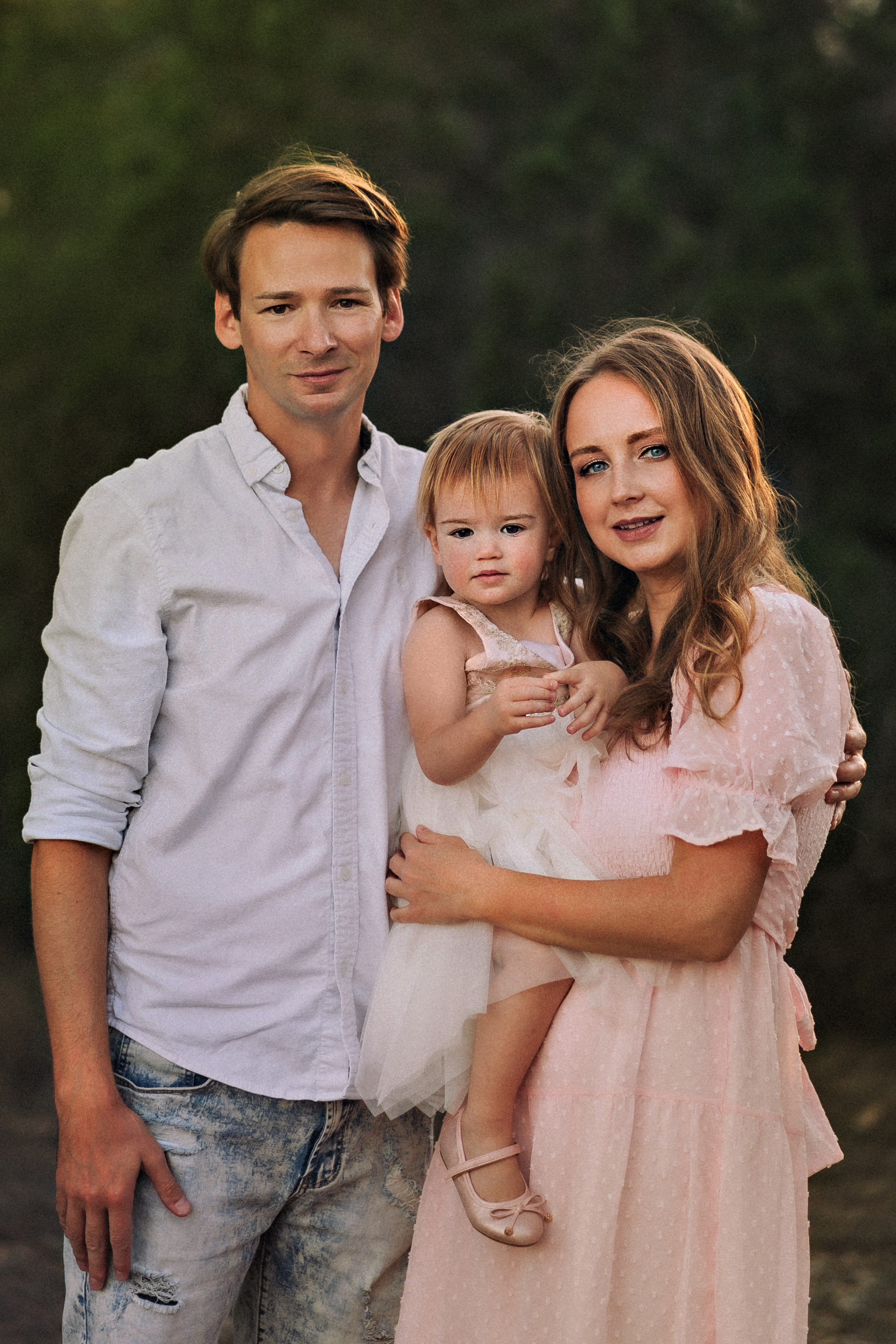 Family snuggles & smiles — cozy family photos