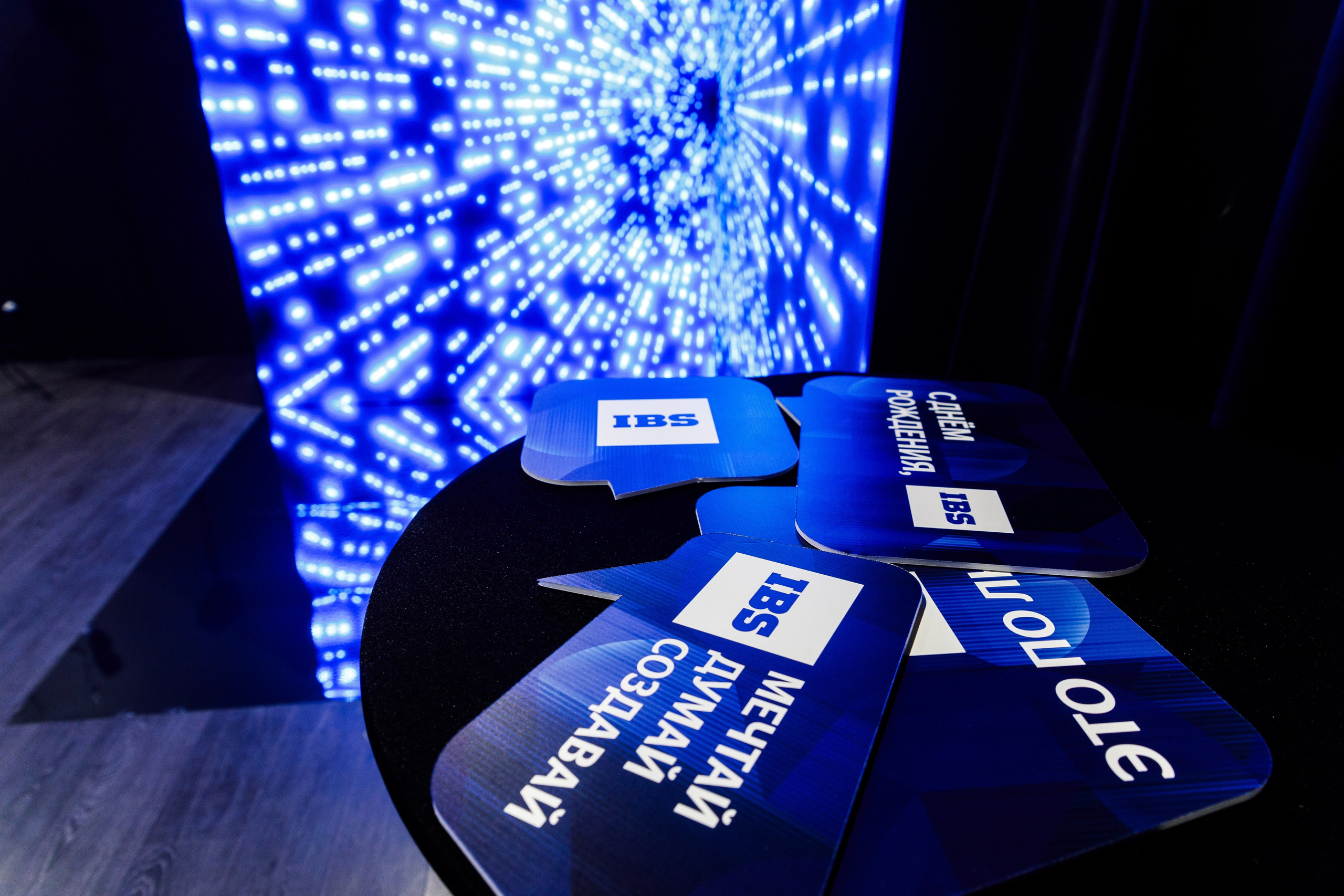 Профессиональный фотограф на корпоративе: моменты события в объективе