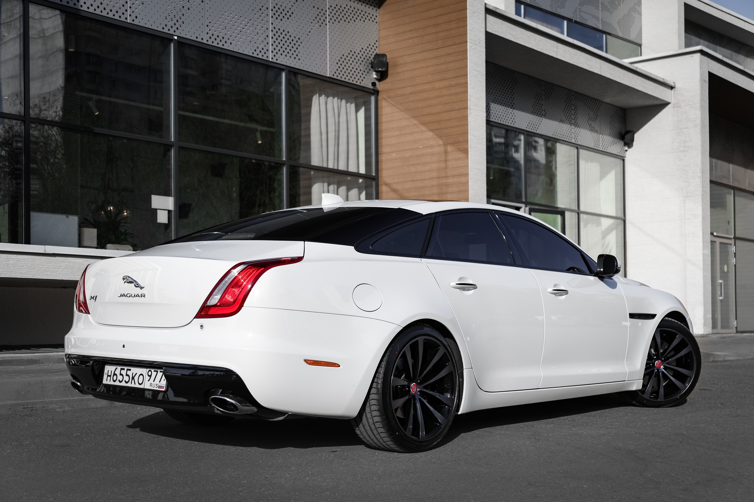 2017 JAGUAR XJ. Mixturecaptures