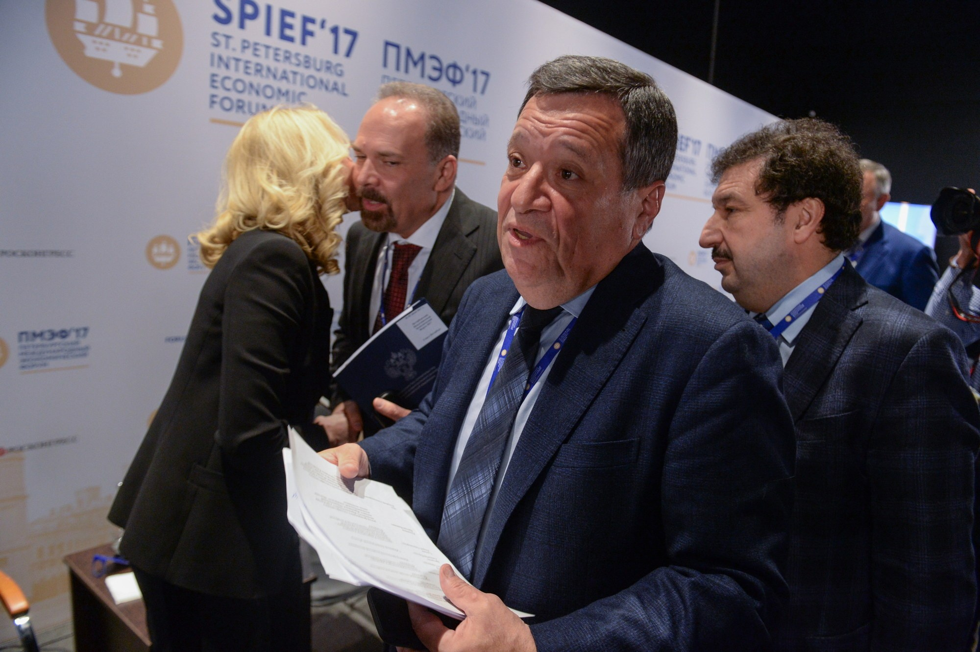 Миллиарды в кадре: как снимать на ПМЭФ. Документальный фотограф Сергей Вдовин