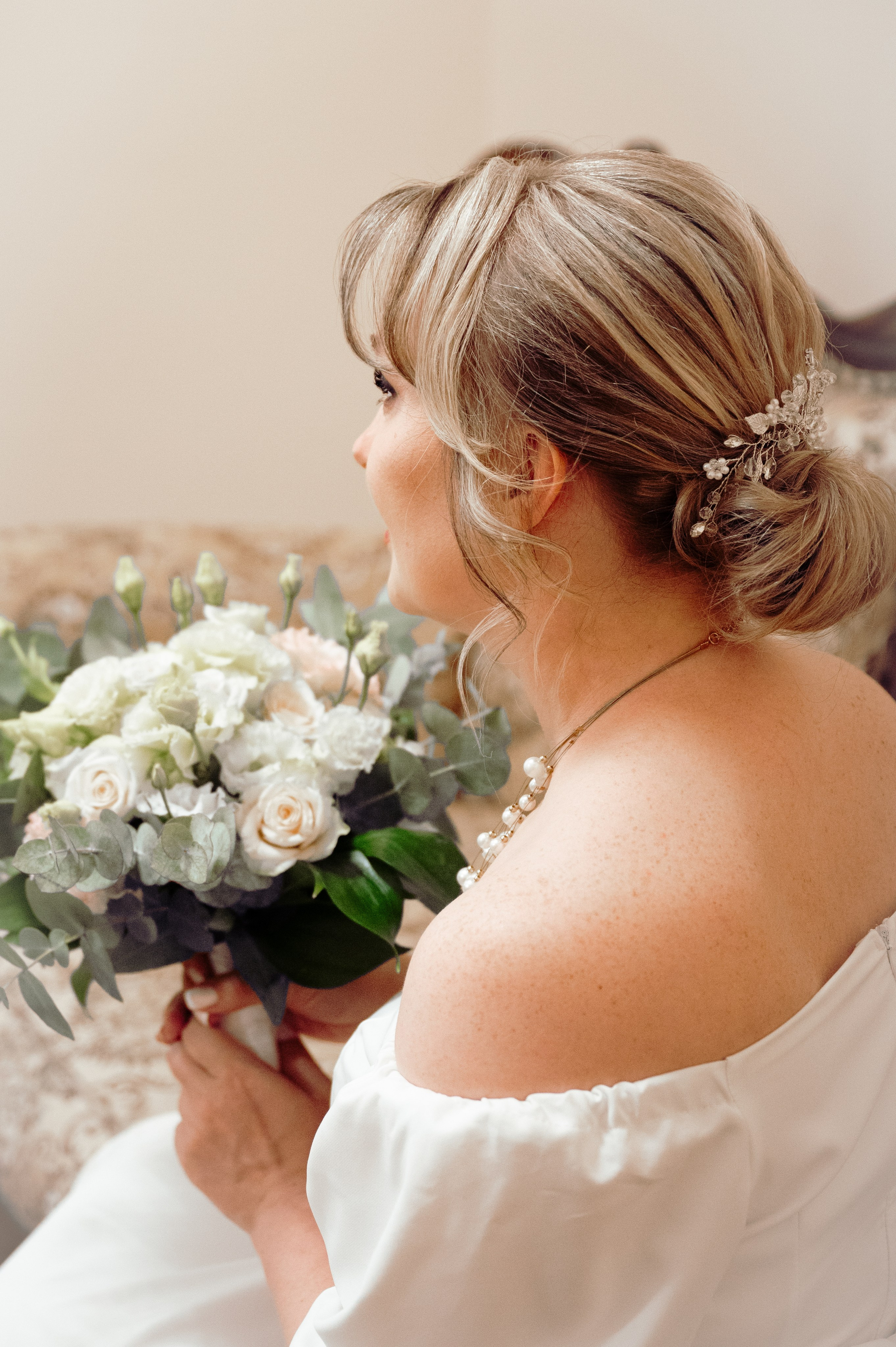 Невеста в полоборота с букетом в малом Екатерининском зале Краснодара