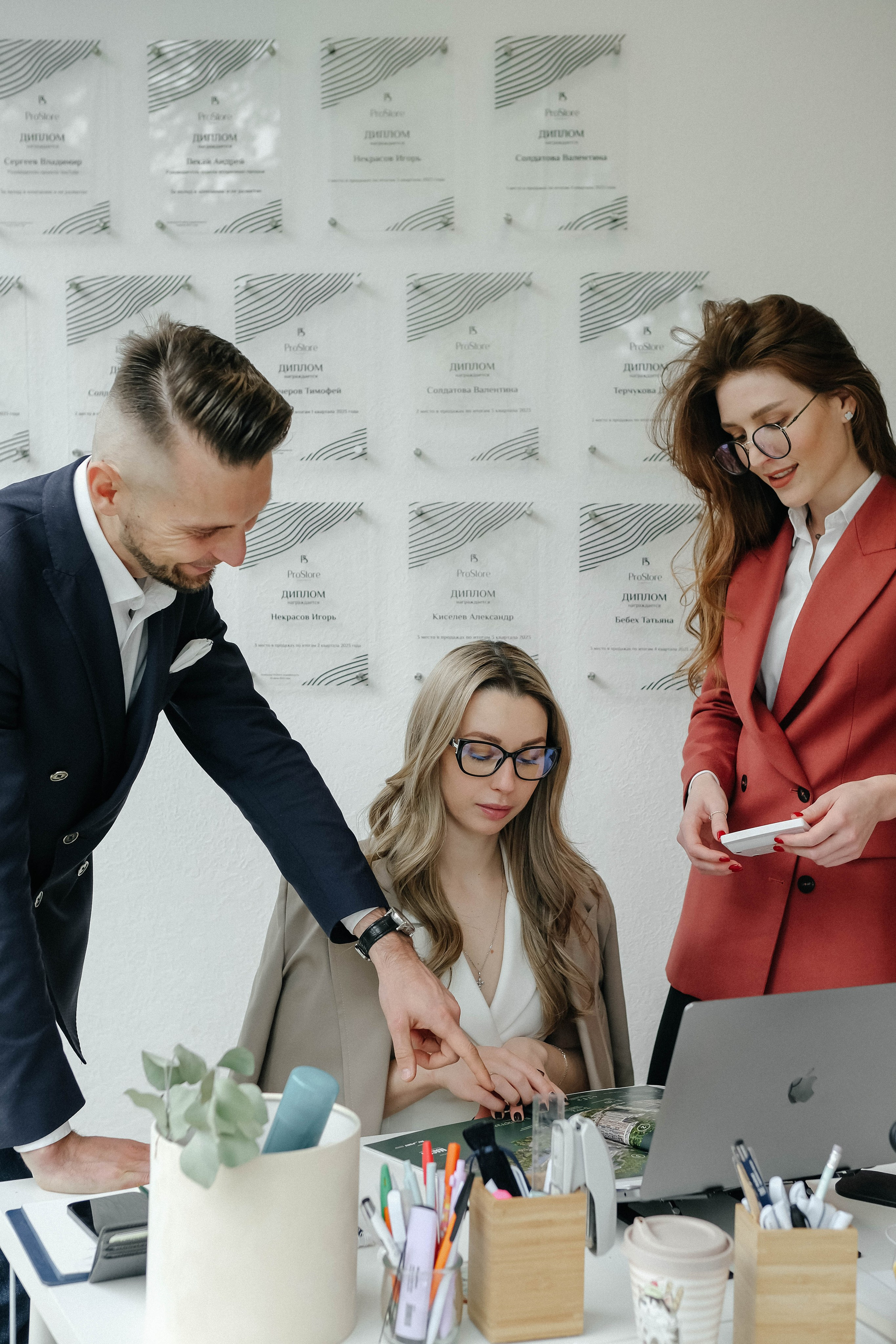 Съемка на визитки сотрудников агенства недвижимости + лайф фото. Главная