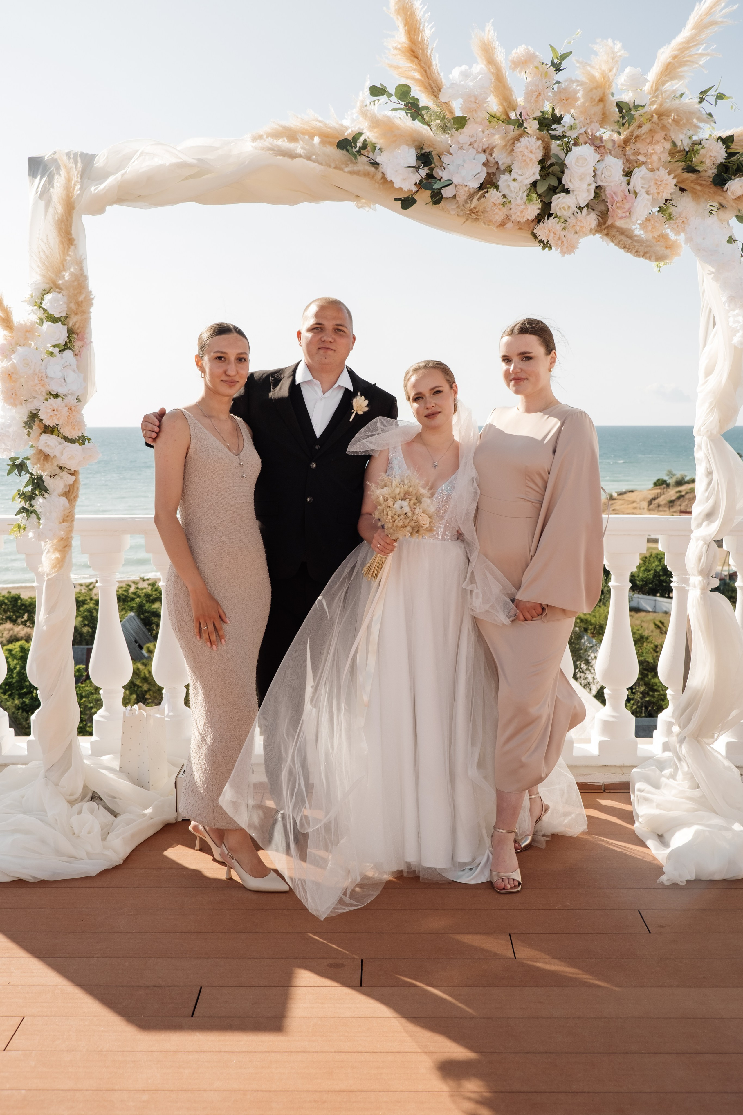 Свадебный ретопртаж. Профессиональная фотосъемка в Крыму. Натуральные эмоции и живые кадры. Забронируйте дату прямо сейчас!