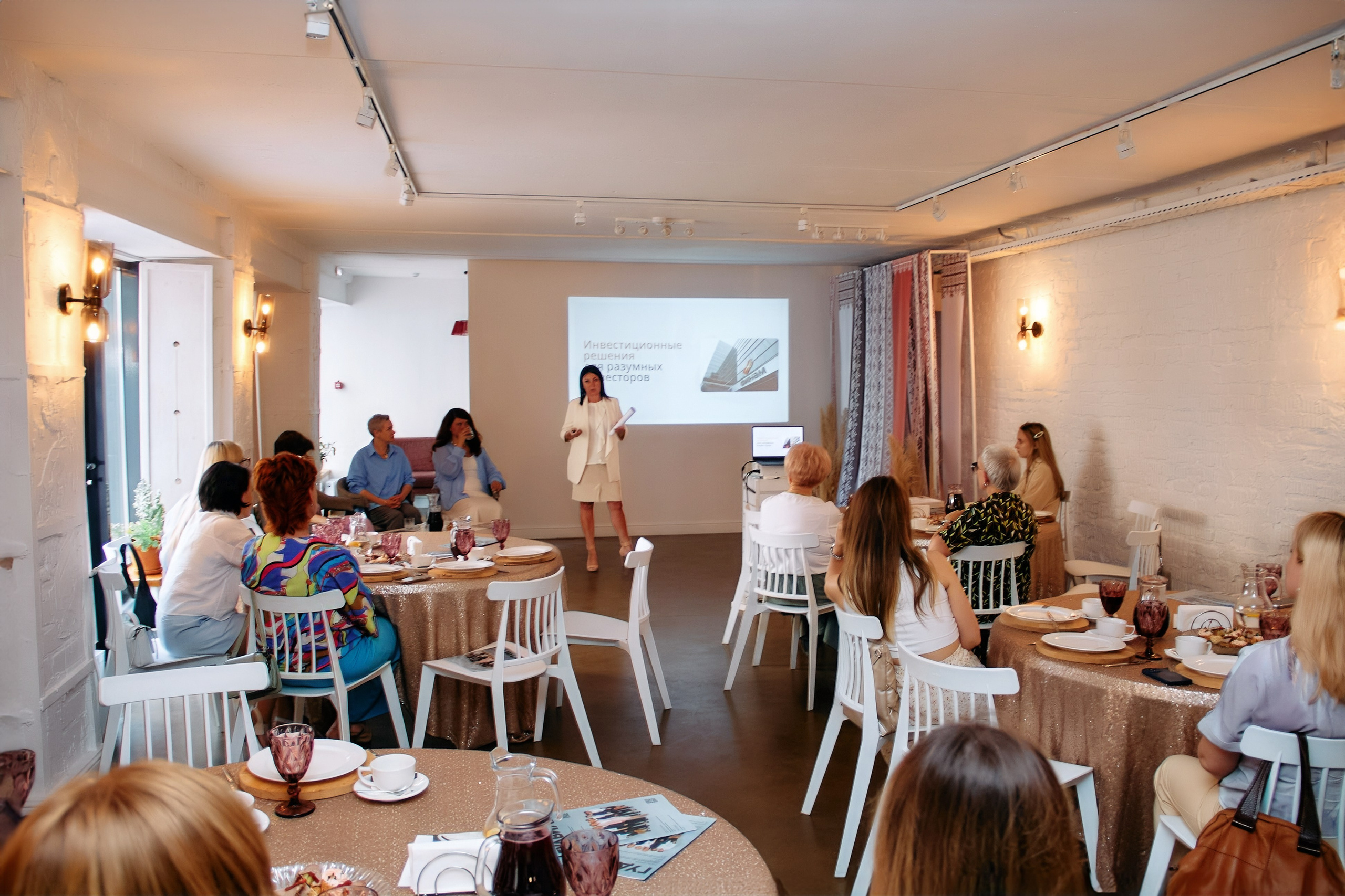 Деловой разговор «Перспективы инвестиций в 2024 году». Фотограф в Смоленске Ася Польшина