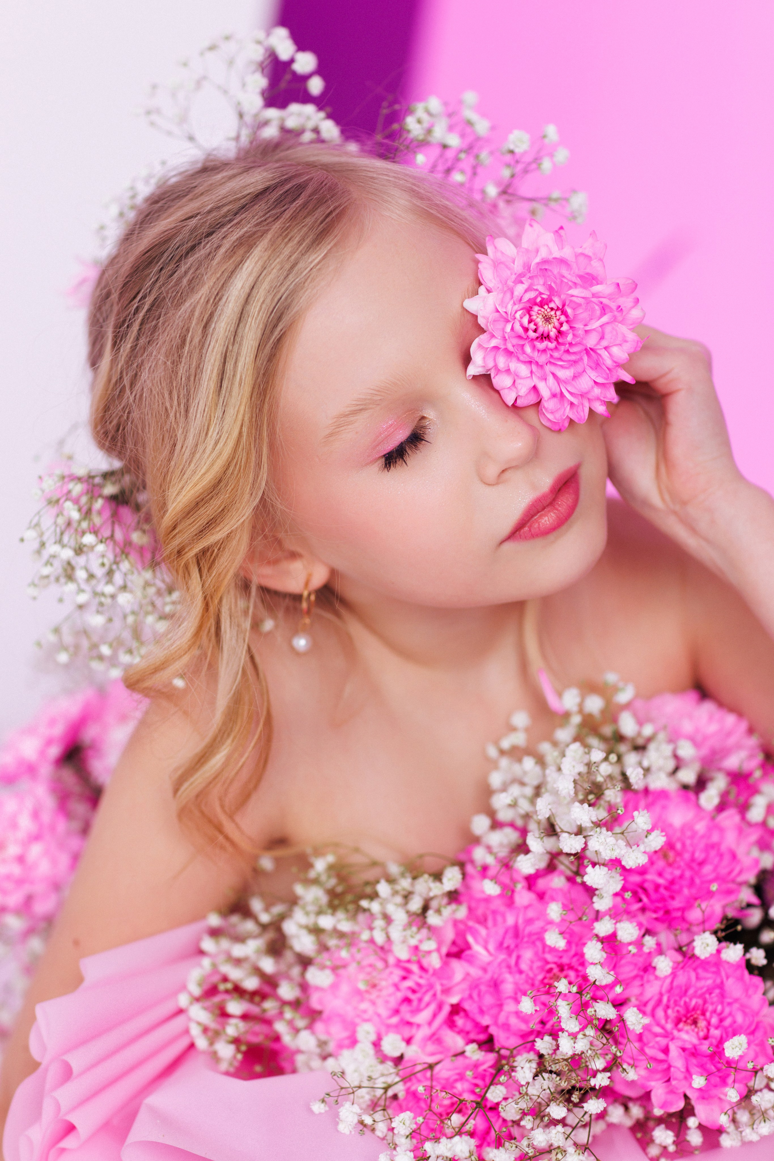 Фотосессия для девочек в форме букета с живыми цветами. Семейный и детский фотограф в Краснодаре Анна Трашкова