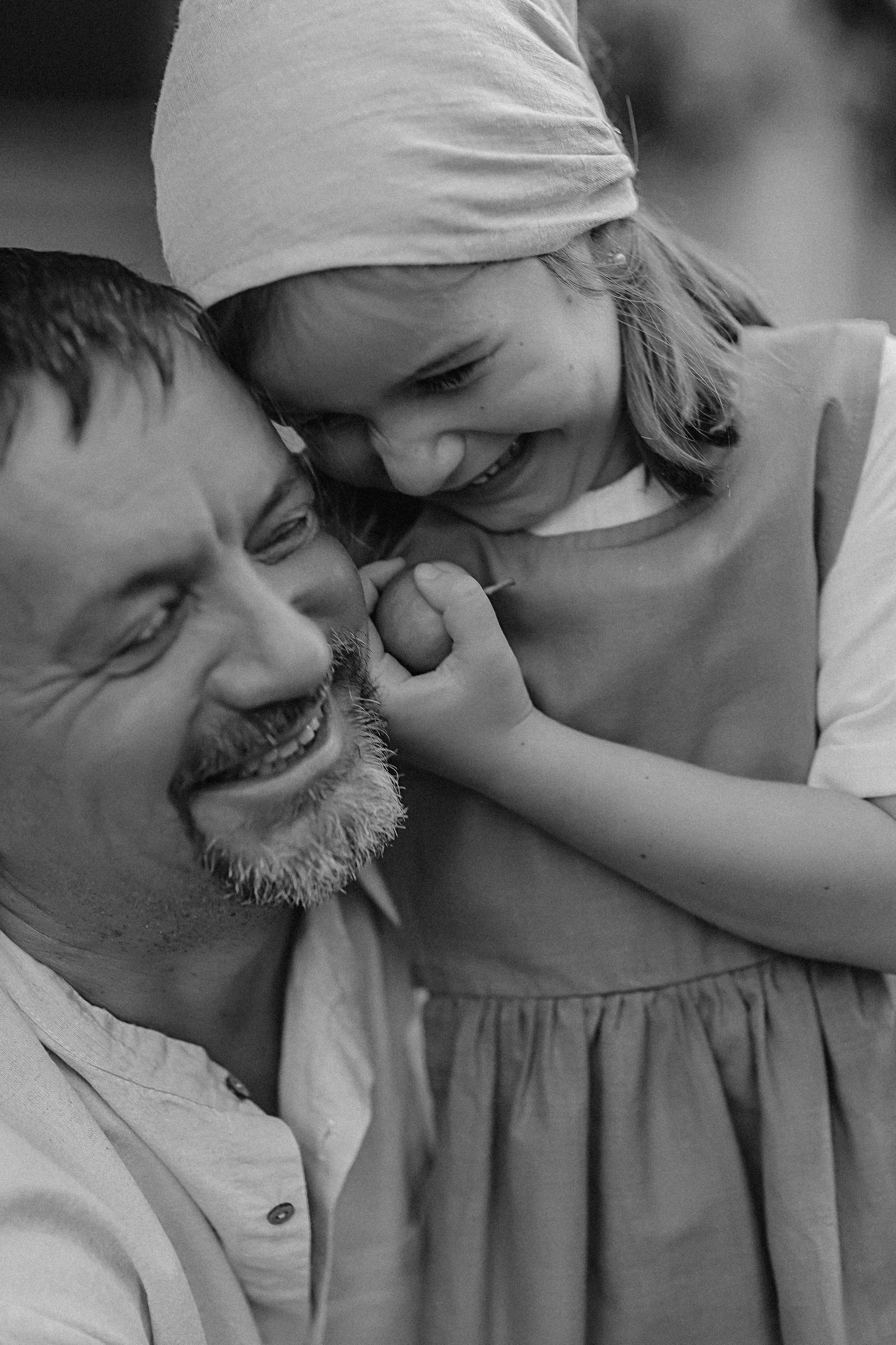 Стирка у дома. Семейный фотограф Тюмень, фотограф на роды Салмина Мария