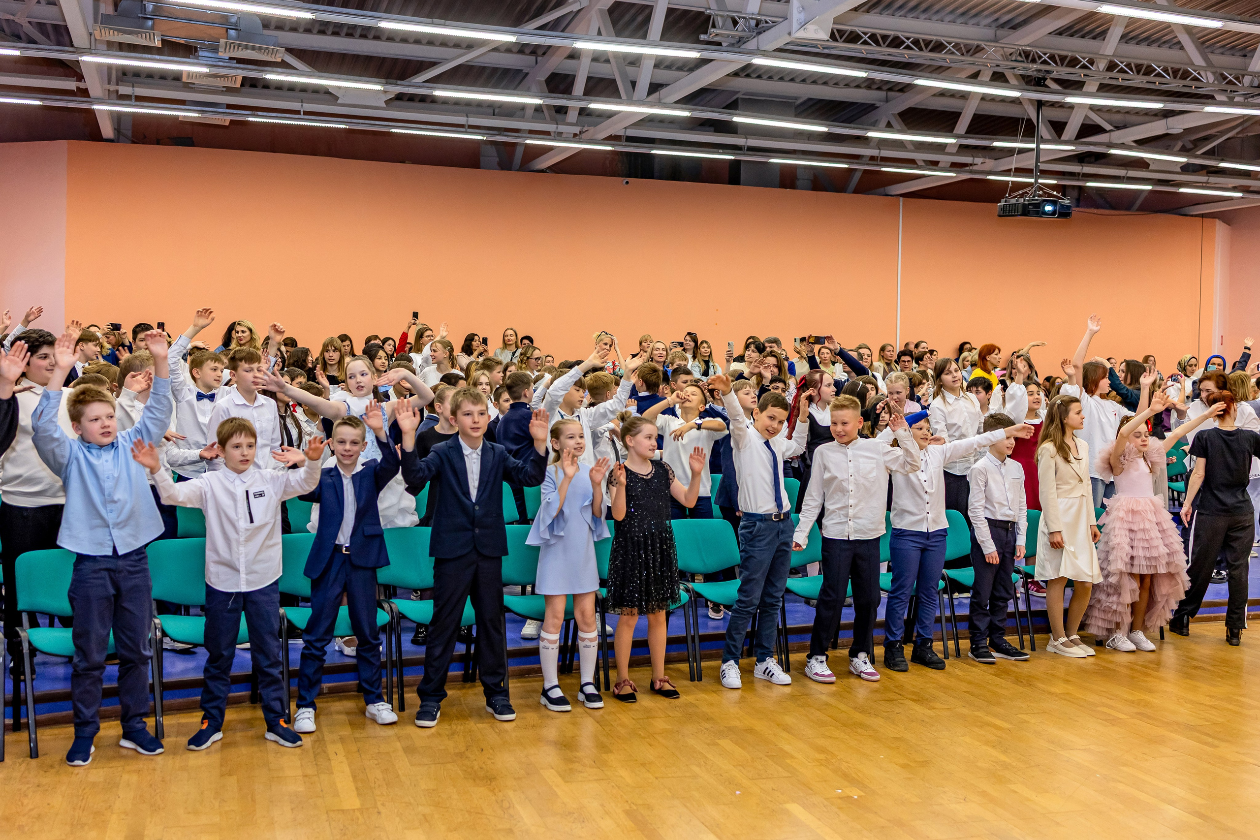 Выпускной праздник в начальной школе. Фотограф и видеограф Москва. Свадебный фотограф, видеограф. Выпускные альбомы. Оживающие альбомы