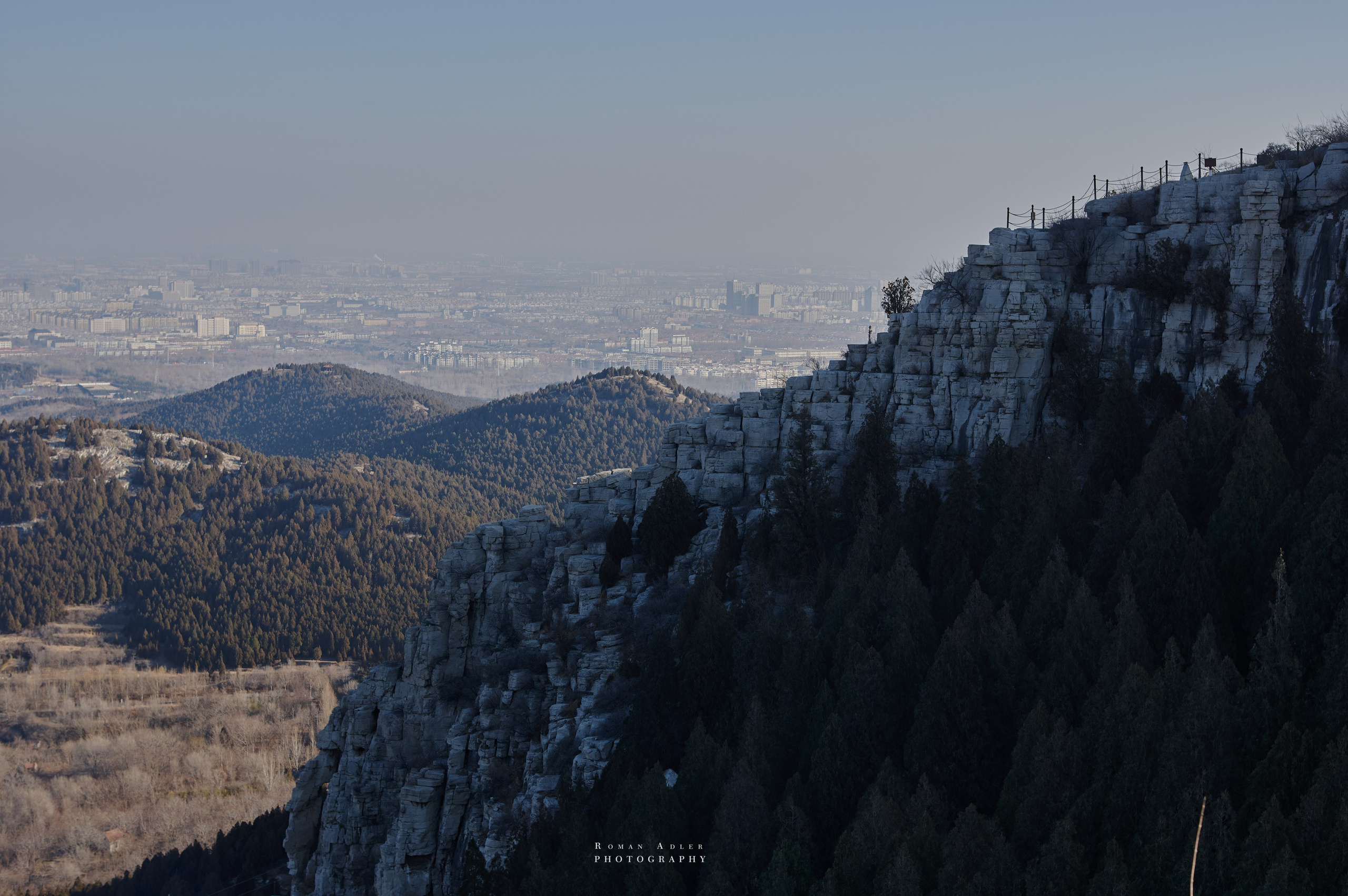 Рассвет на храмовой горе Юнмень. Цинчжоу. Фотограф Роман Адлер