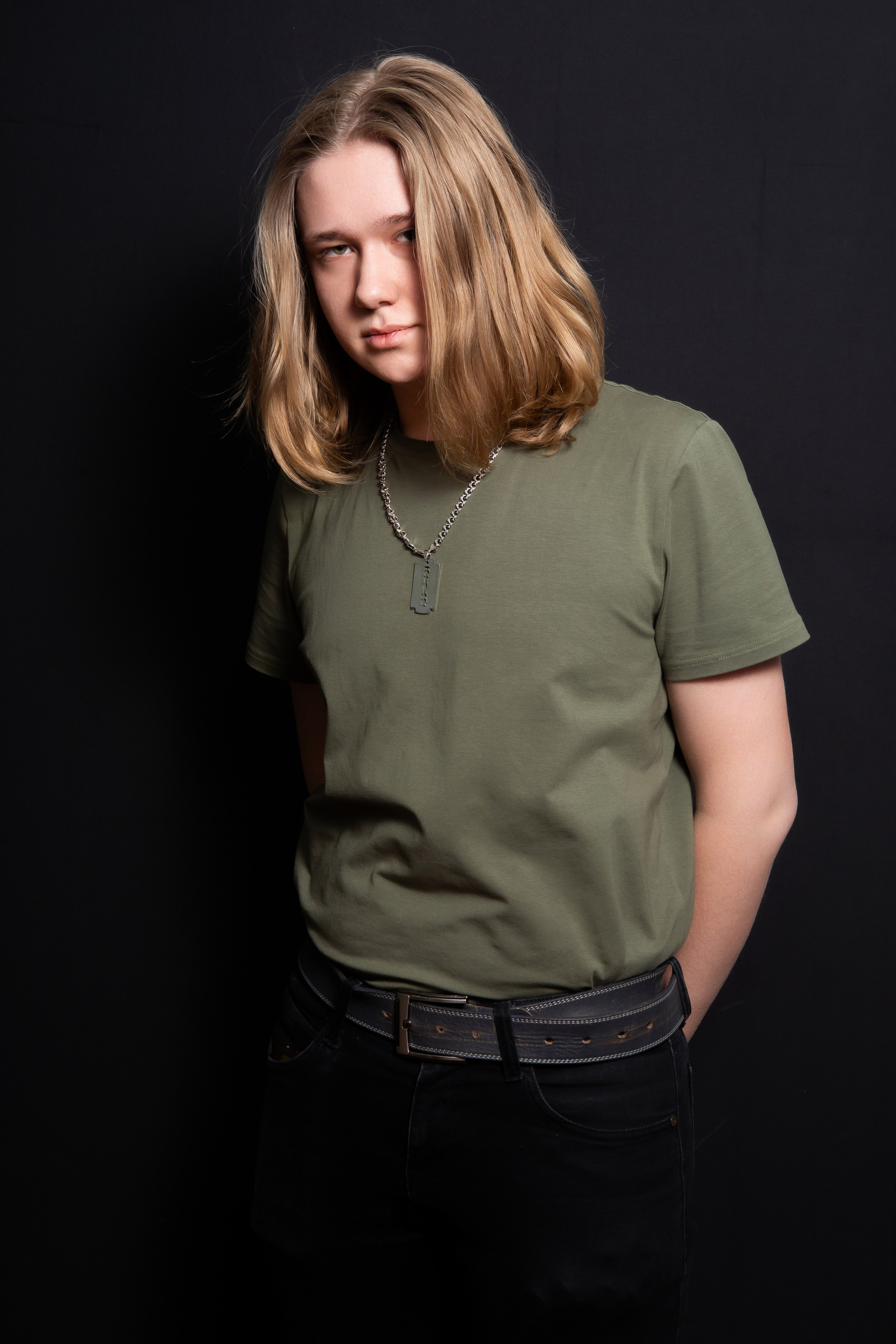 Портретная фотосессия для учеников 9 класса на чёрном фоне | Школьный фотограф Николай Богатырёв | Твой альбом / Твои правила. ТВОЙ АЛЬБОМ / ТВОИ ПРАВИЛА