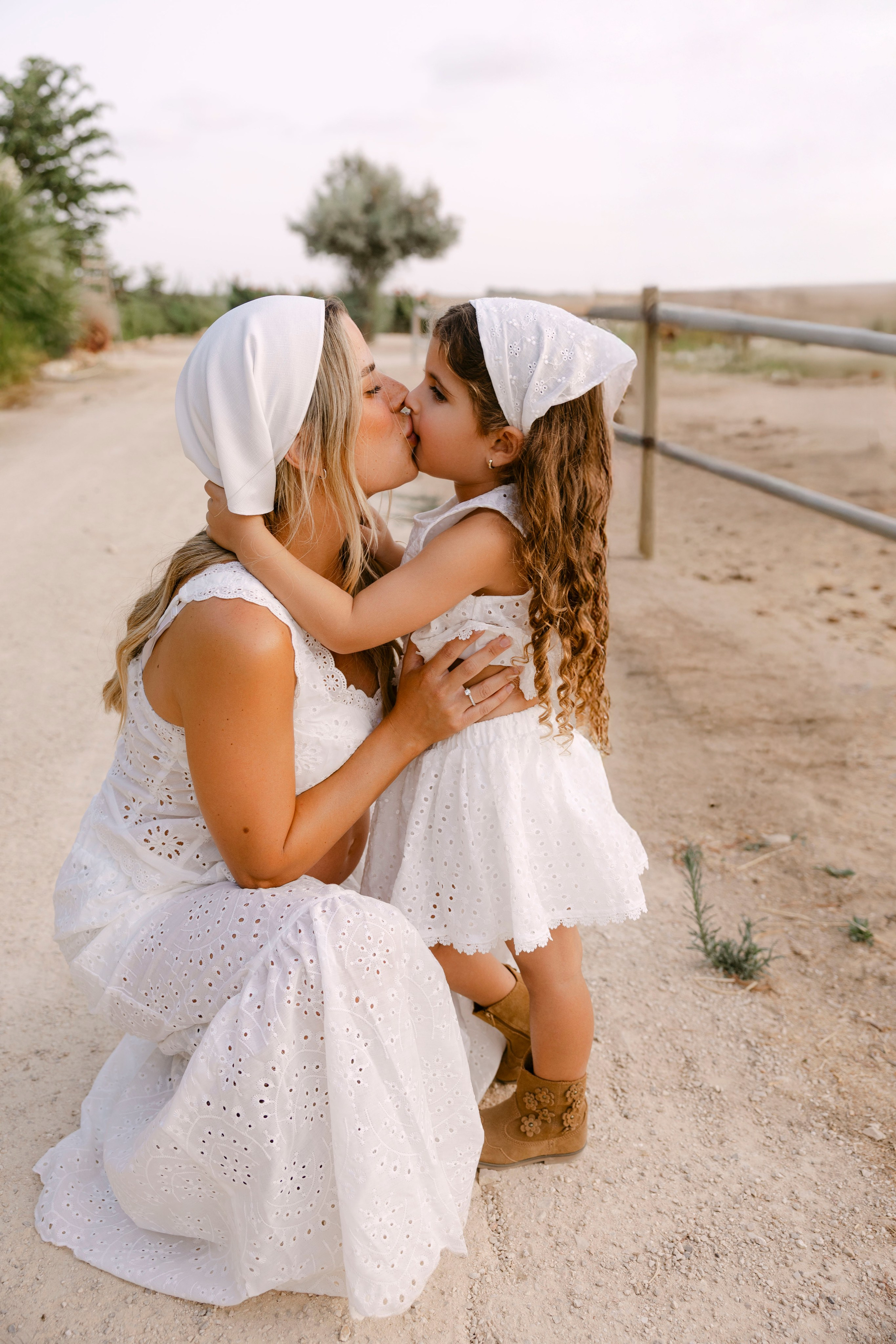 Pregnancy photoshoot at the horse farm. Главная