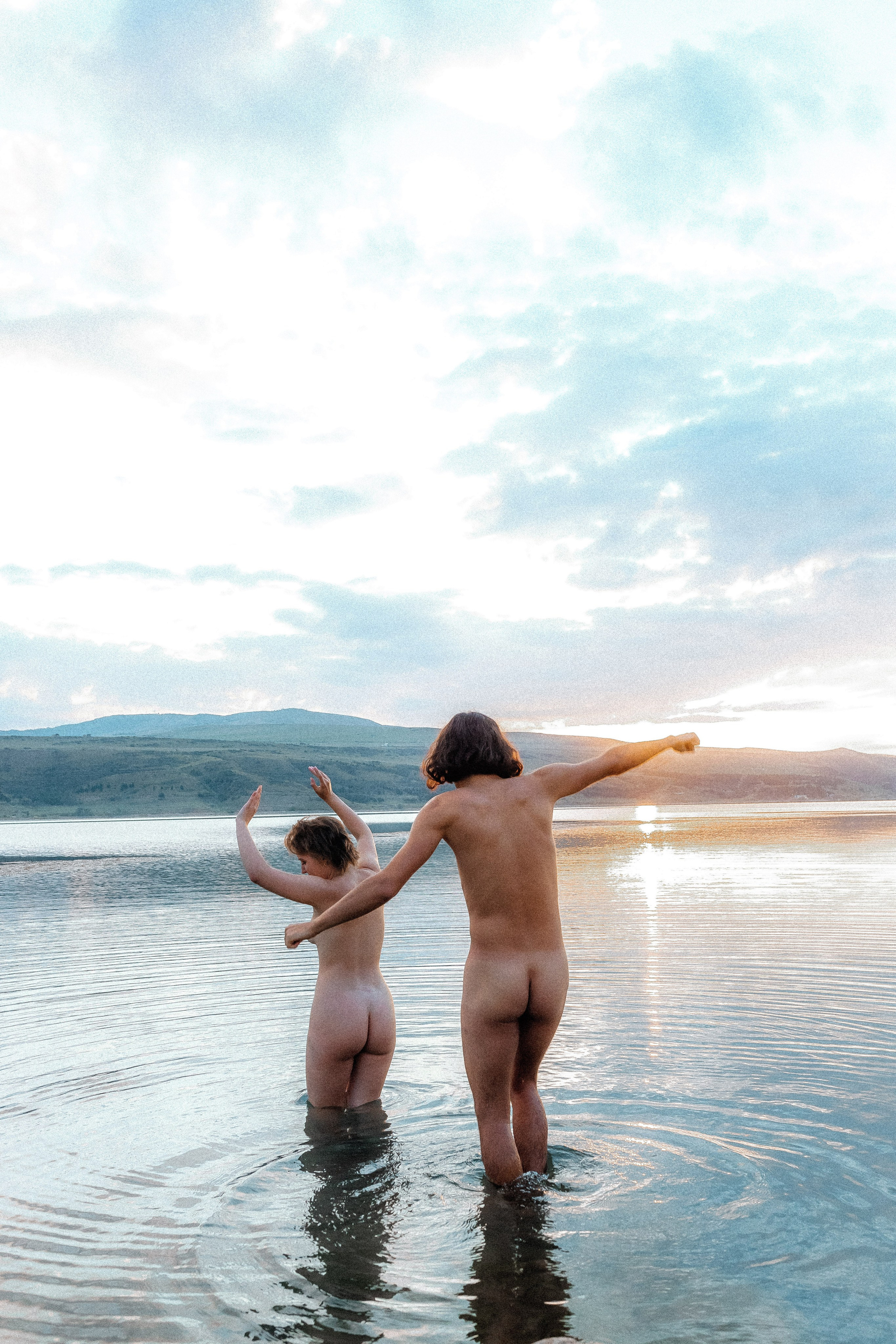Лавстори парная фотосессия у воды. Свадебный фотограф Грузия Тбилиси