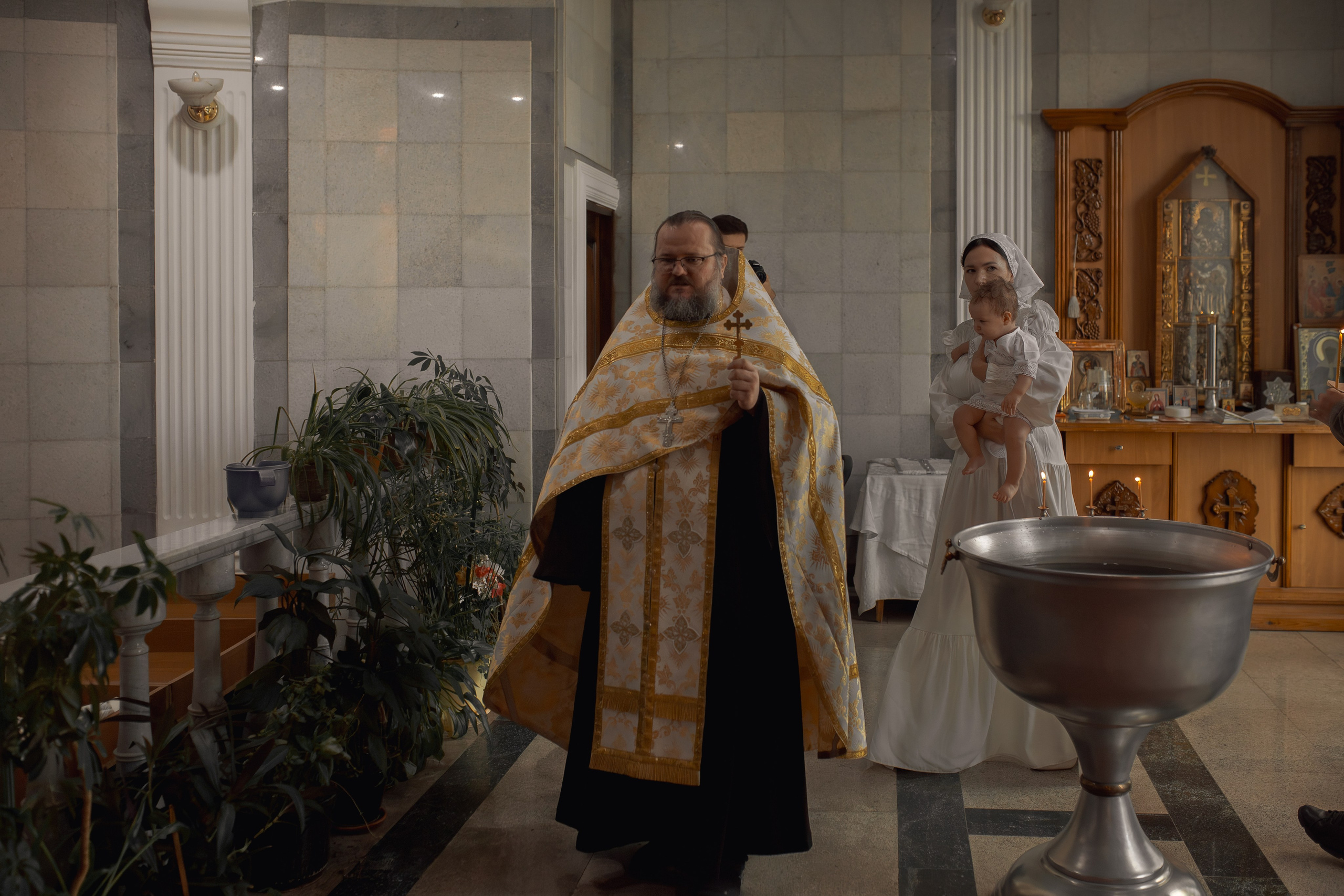 Иеромонаъ Михаил (Столяров) совершает крестный ход вокруг купели во время совершения таинства Крещения в Ташкенте
