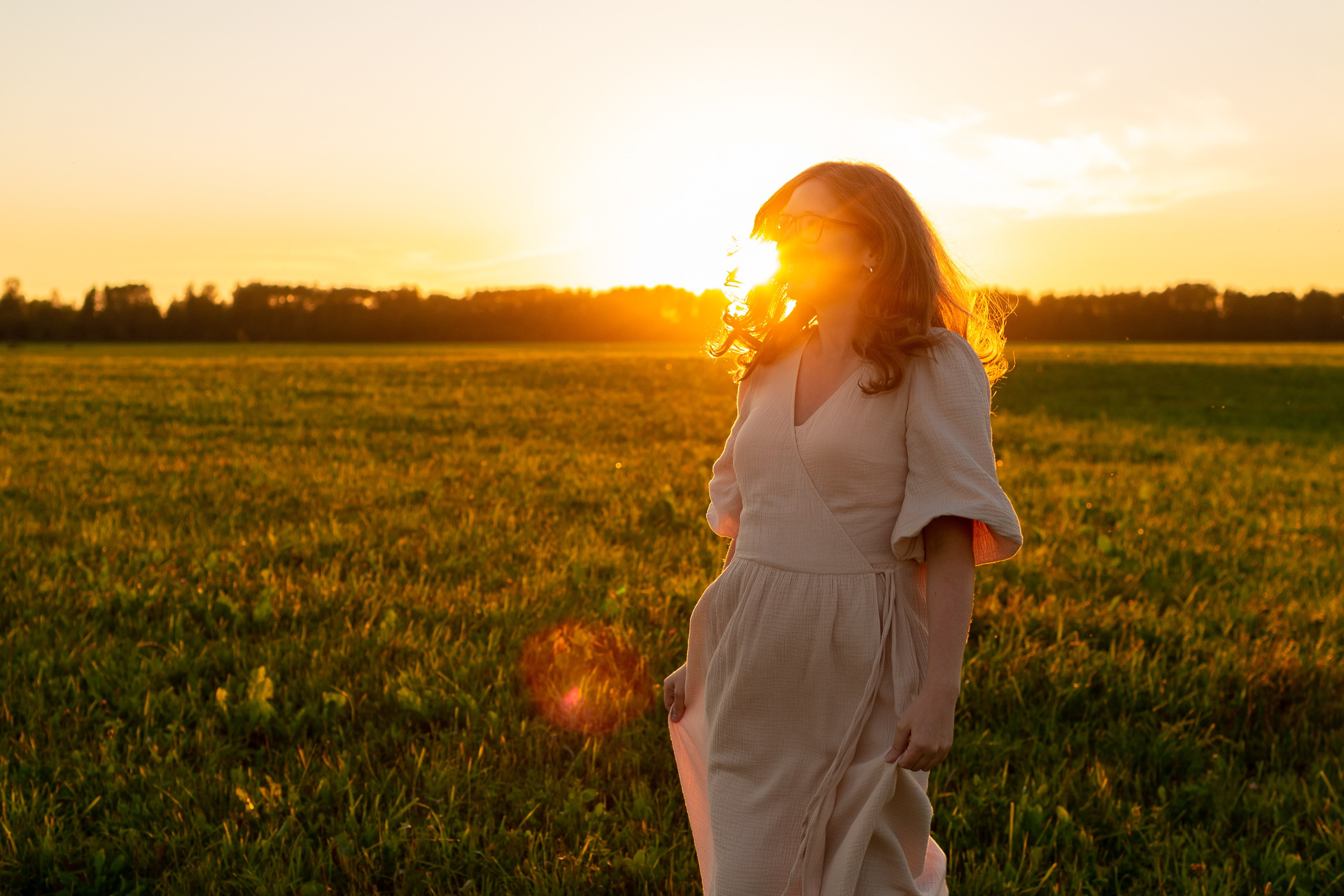В ожидании чуда. Закат в поле. Свадебный фотограф Кирилл Белый