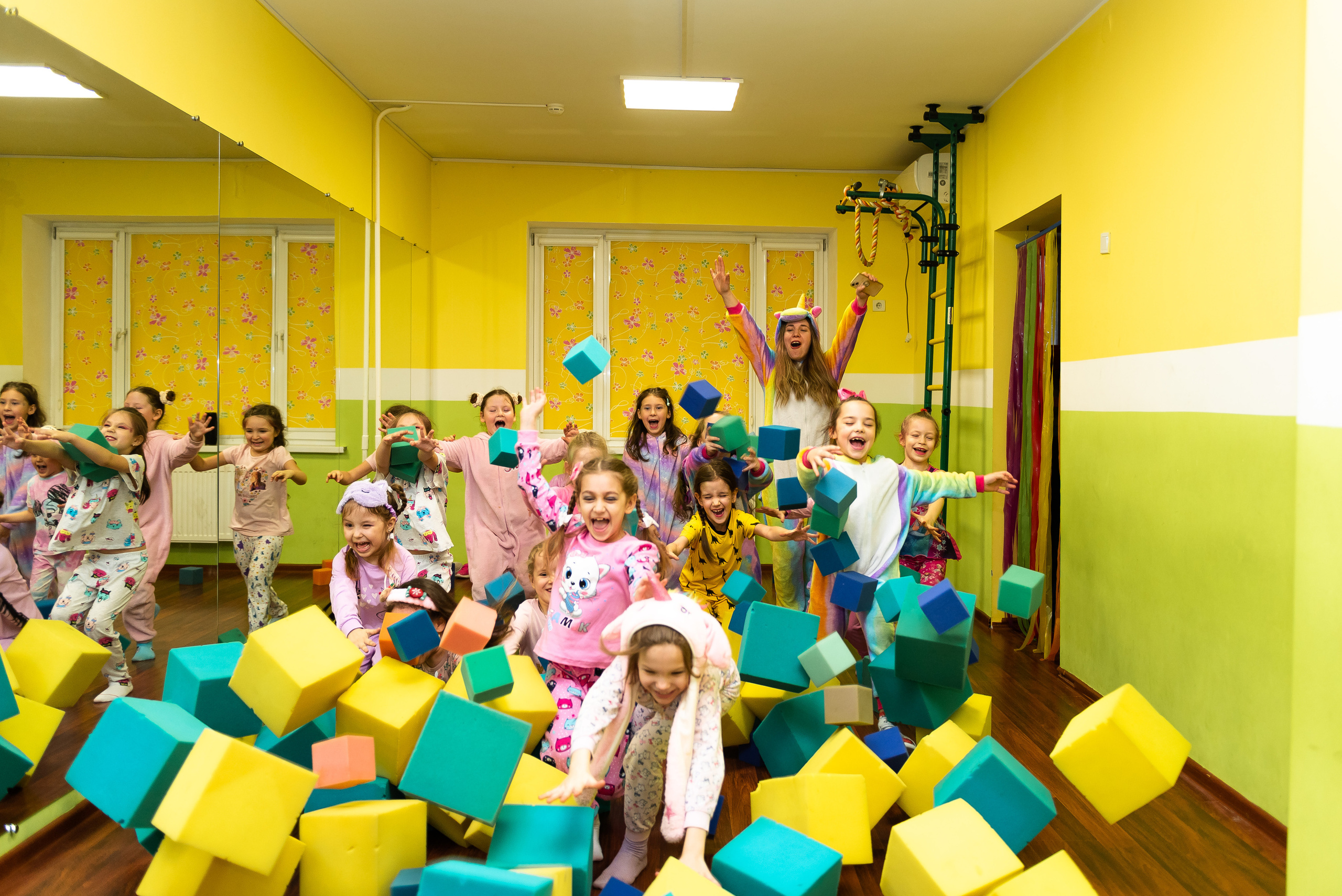 Пижамная вечеринка в игровом центре. Репортажный фотограф в Москве Alena Sfotkaet