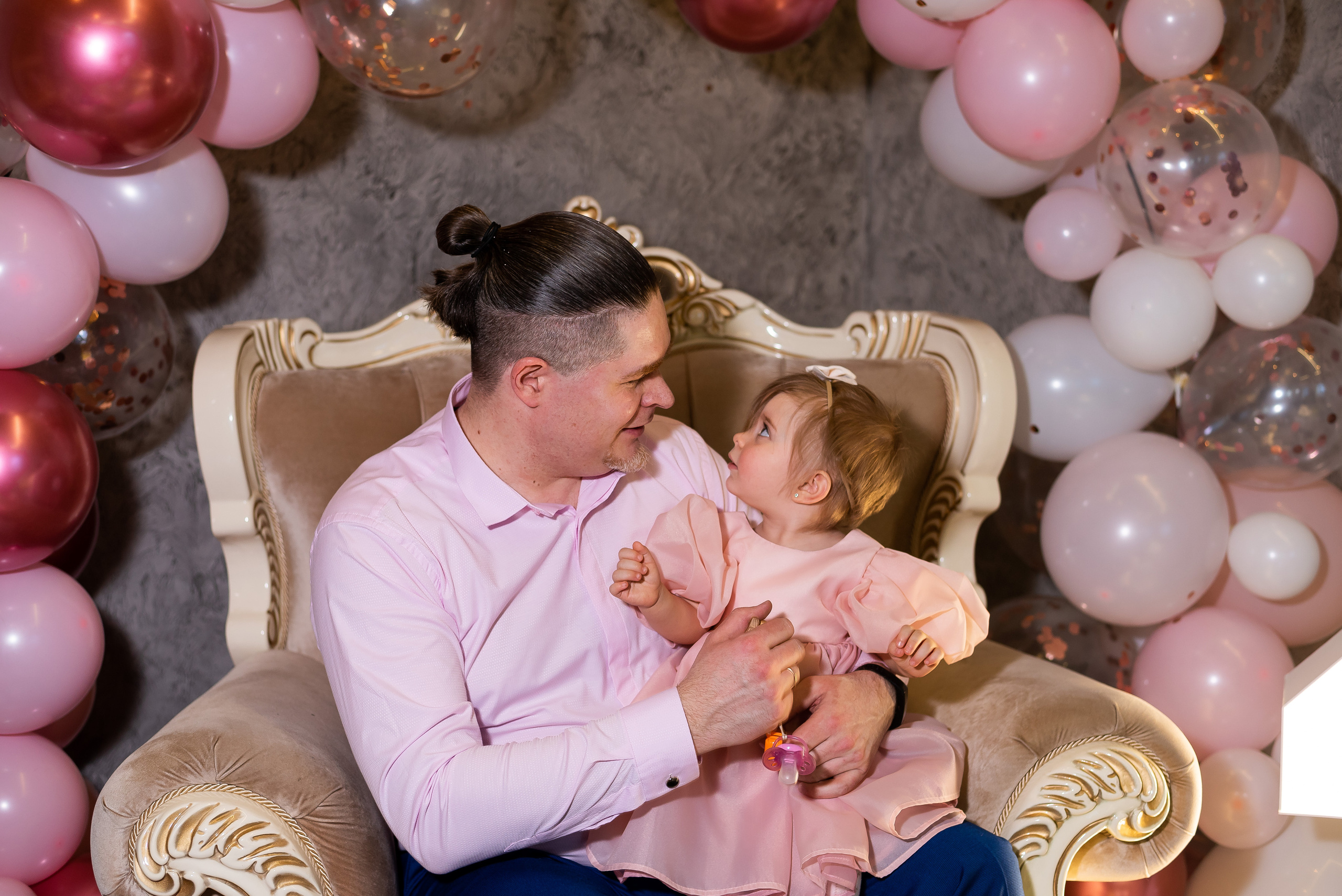 ДР Агаты в лофте. Репортажный фотограф в Москве Alena Sfotkaet