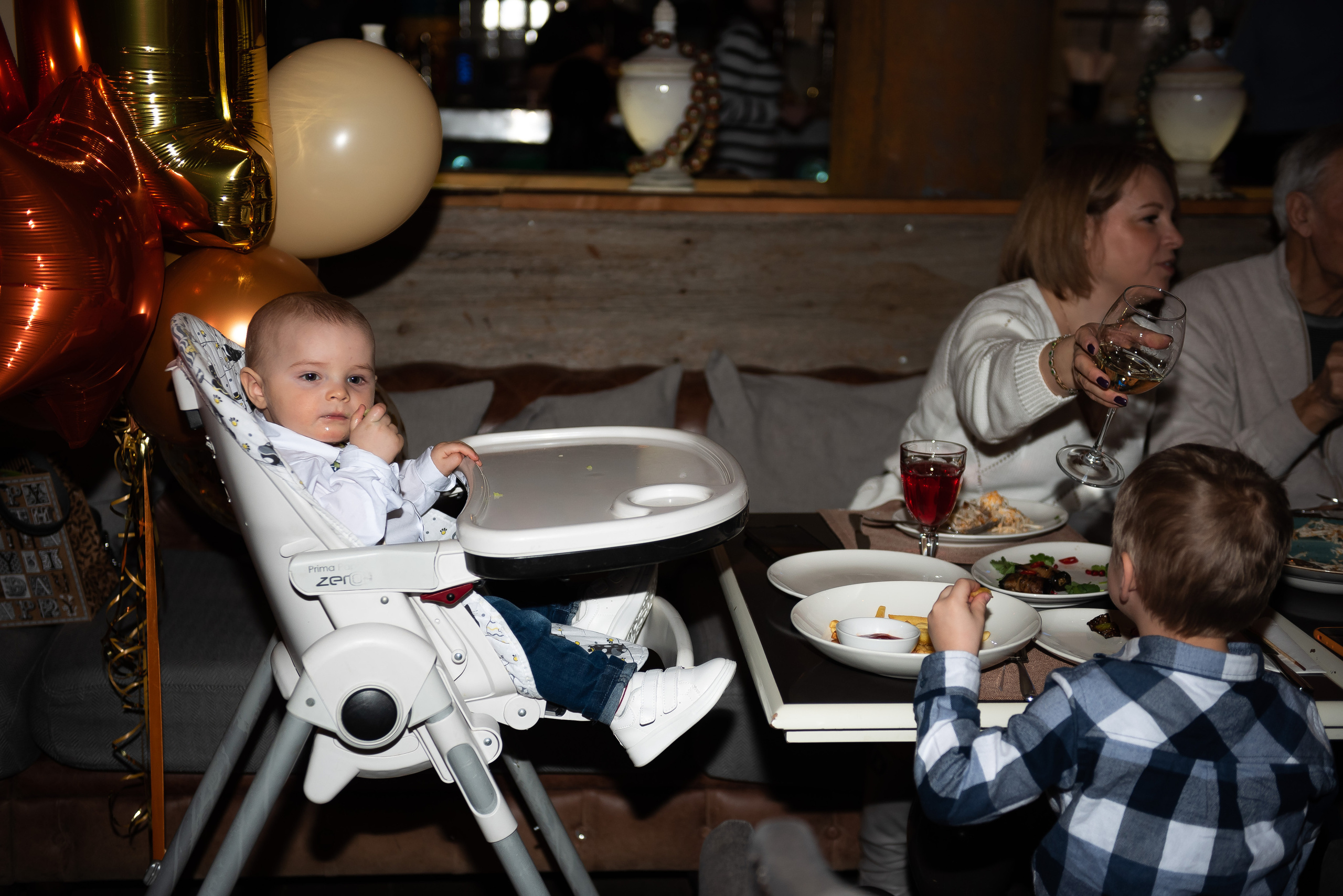 ДР Артёмки в ресторане. Репортажный фотограф в Москве Alena Sfotkaet