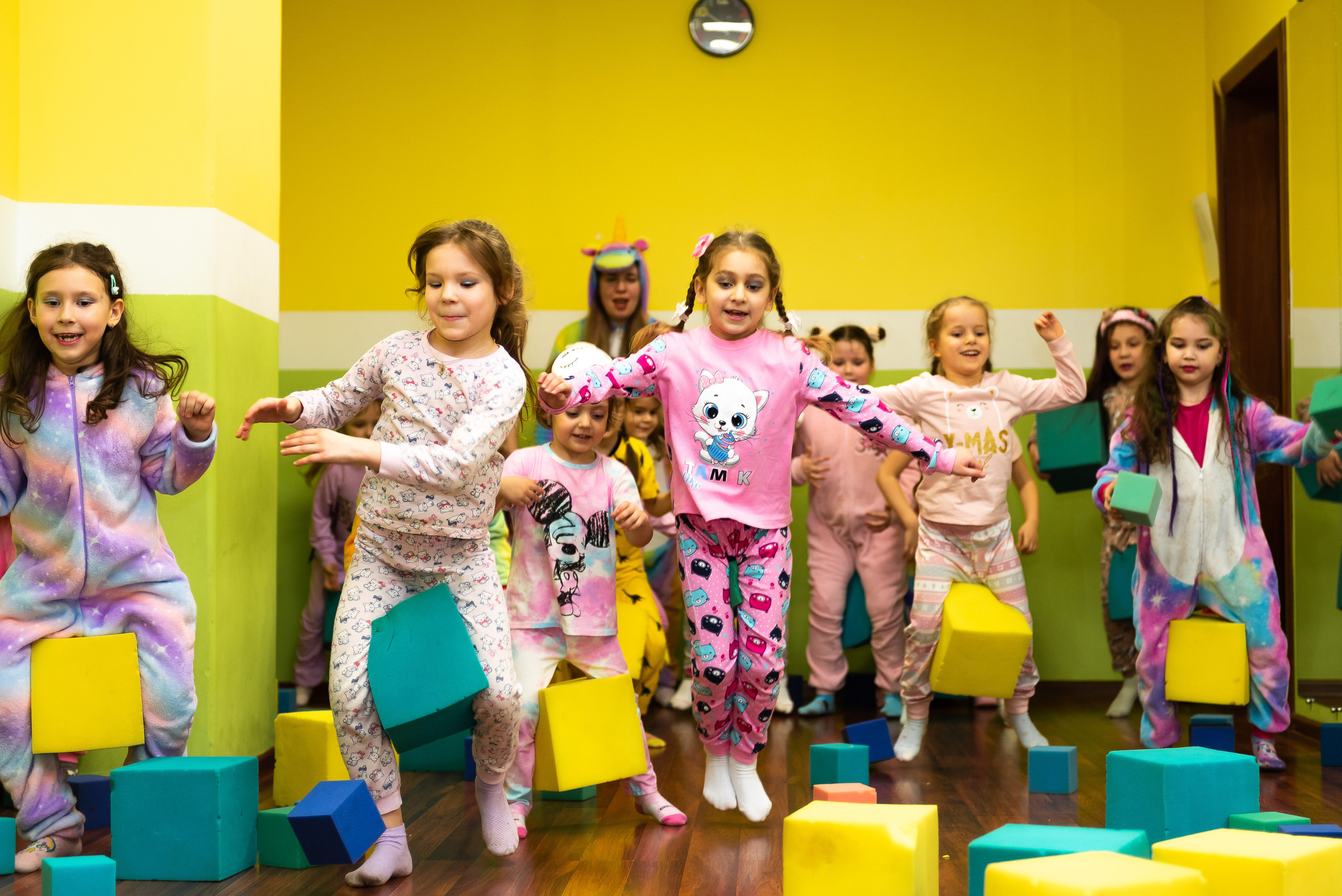 Пижамная вечеринка в игровом центре. Репортажный фотограф в Москве Alena Sfotkaet