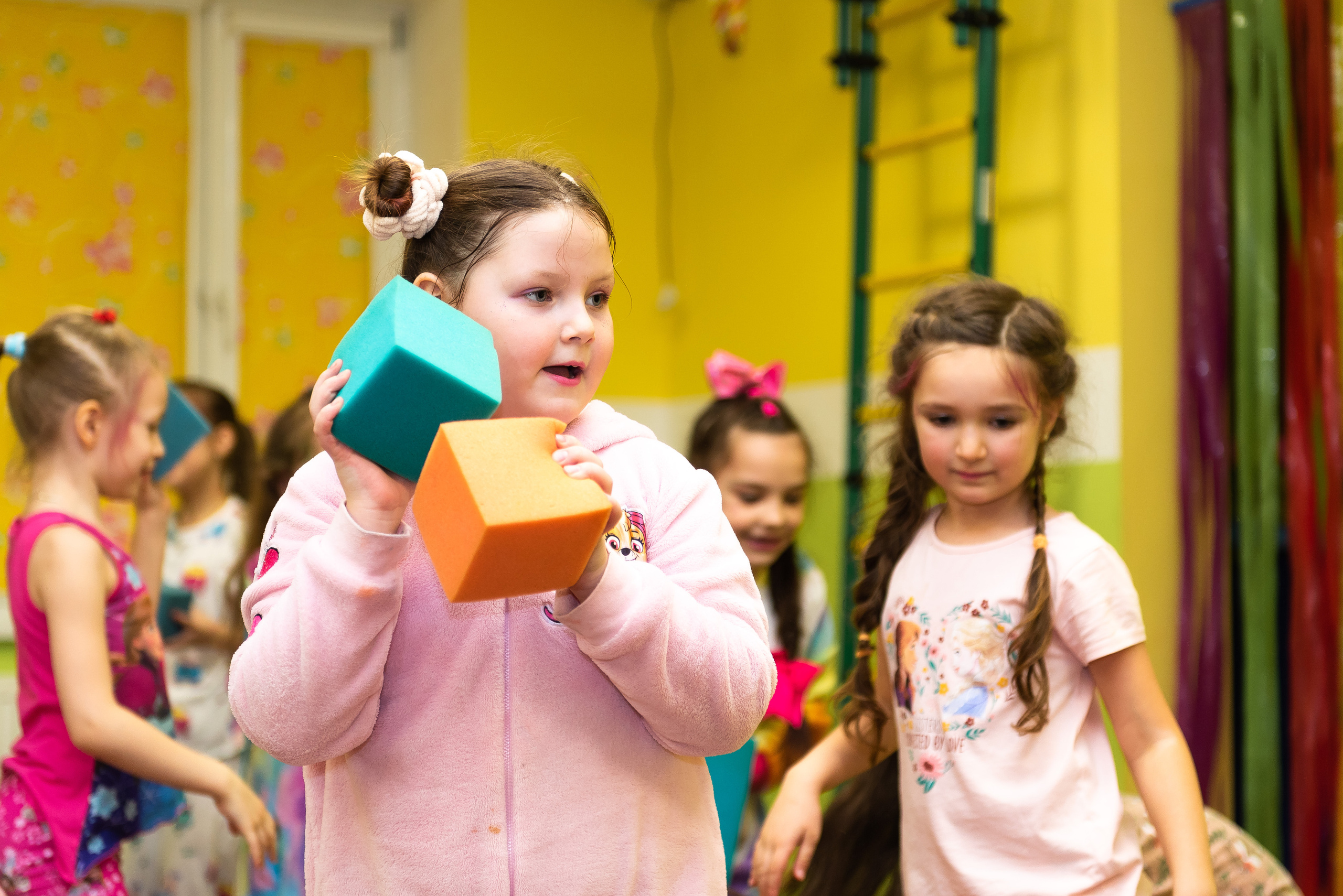 Пижамная вечеринка в игровом центре. Репортажный фотограф в Москве Alena Sfotkaet