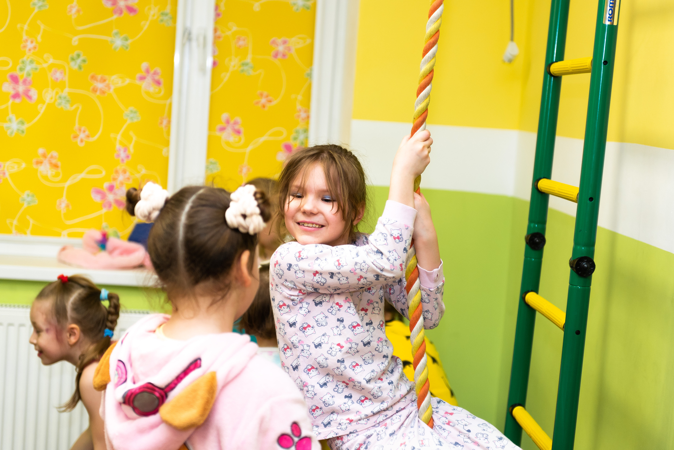 Пижамная вечеринка в игровом центре. Репортажный фотограф в Москве Alena Sfotkaet