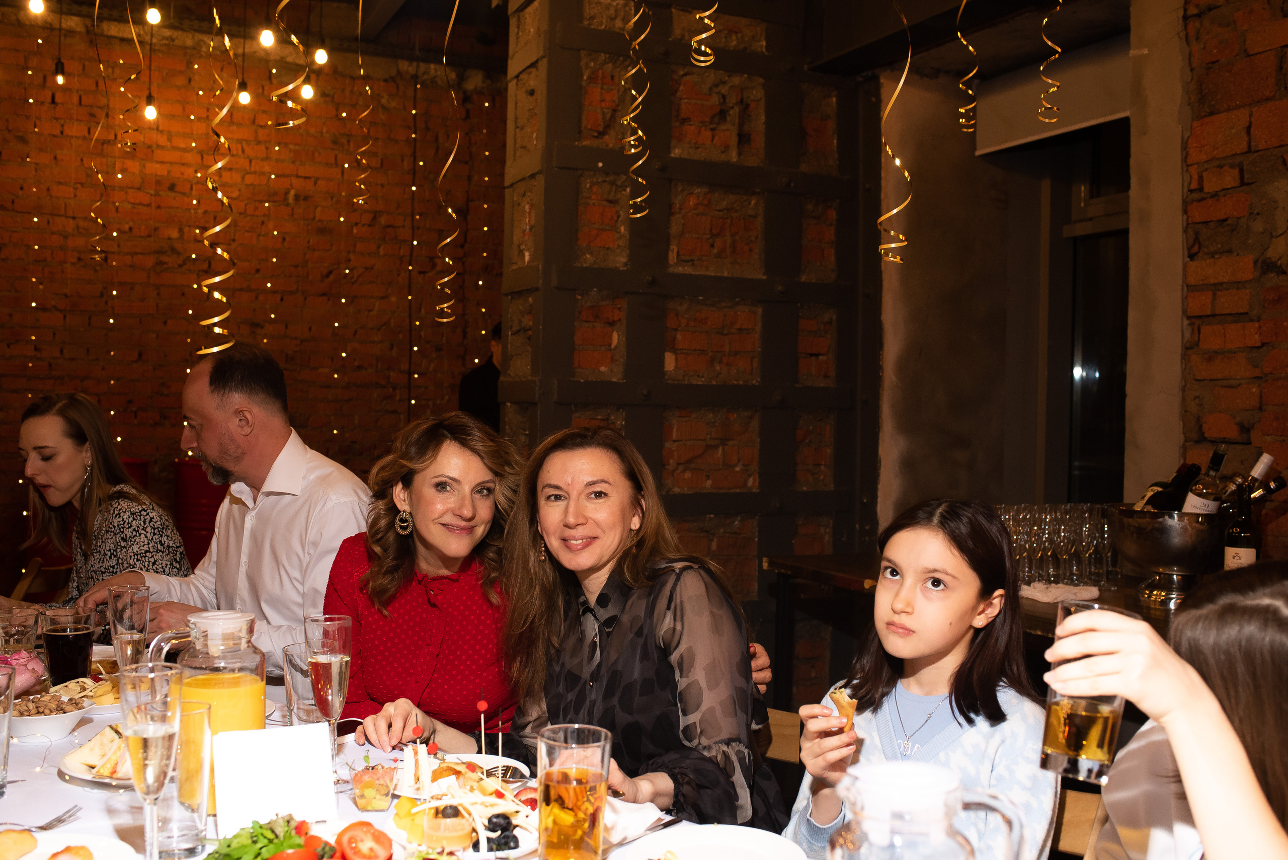 ДР Полины в лофте. Репортажный фотограф в Москве Alena Sfotkaet