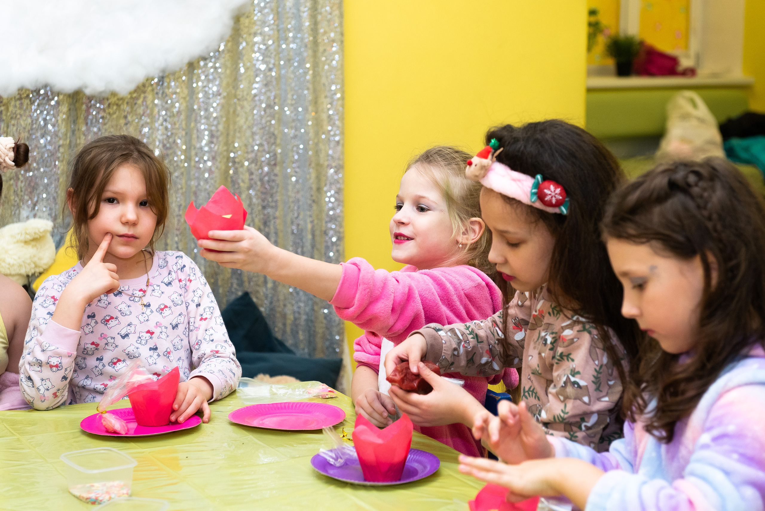Пижамная вечеринка в игровом центре. Репортажный фотограф в Москве Alena Sfotkaet