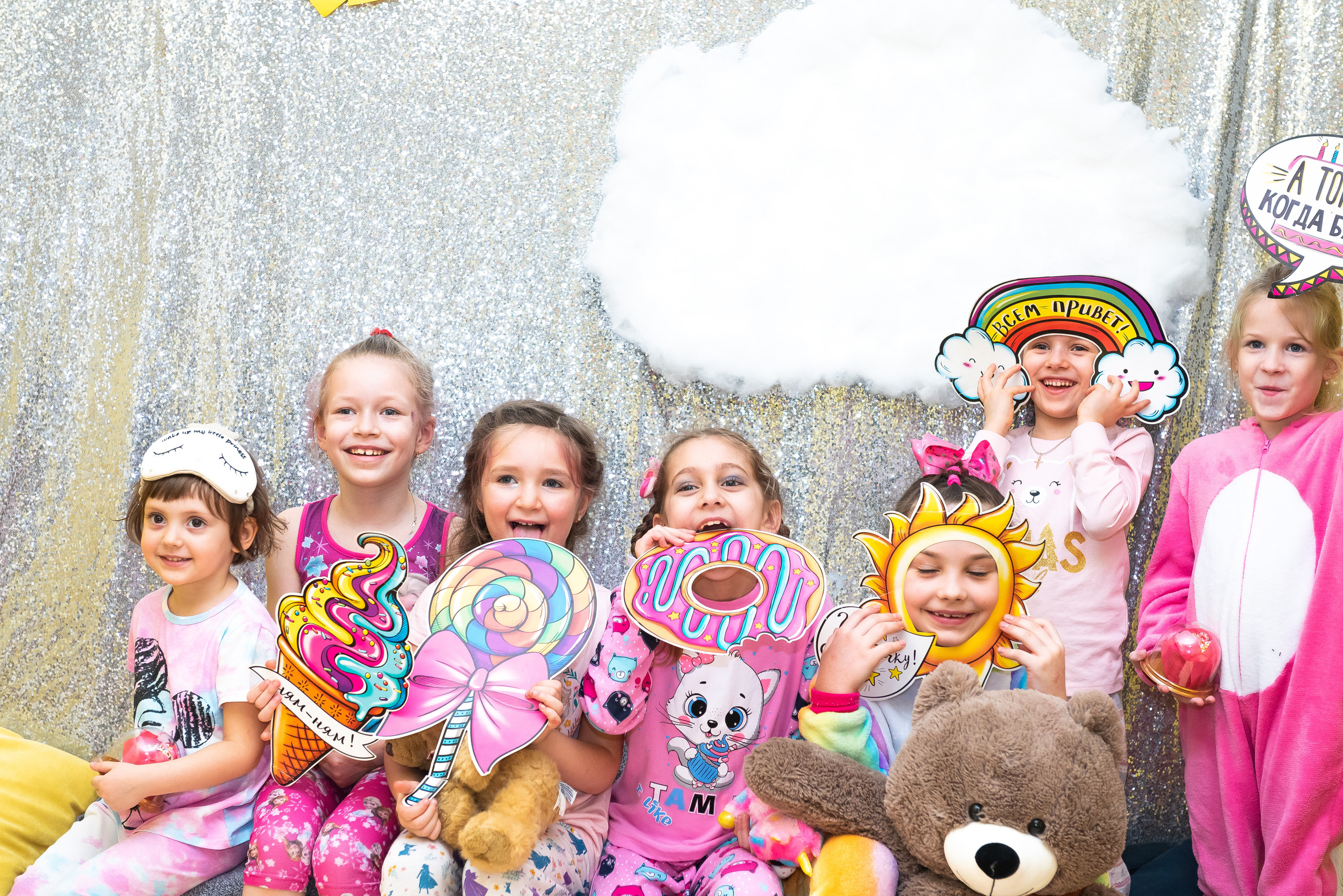 Пижамная вечеринка в игровом центре. Репортажный фотограф в Москве Alena Sfotkaet