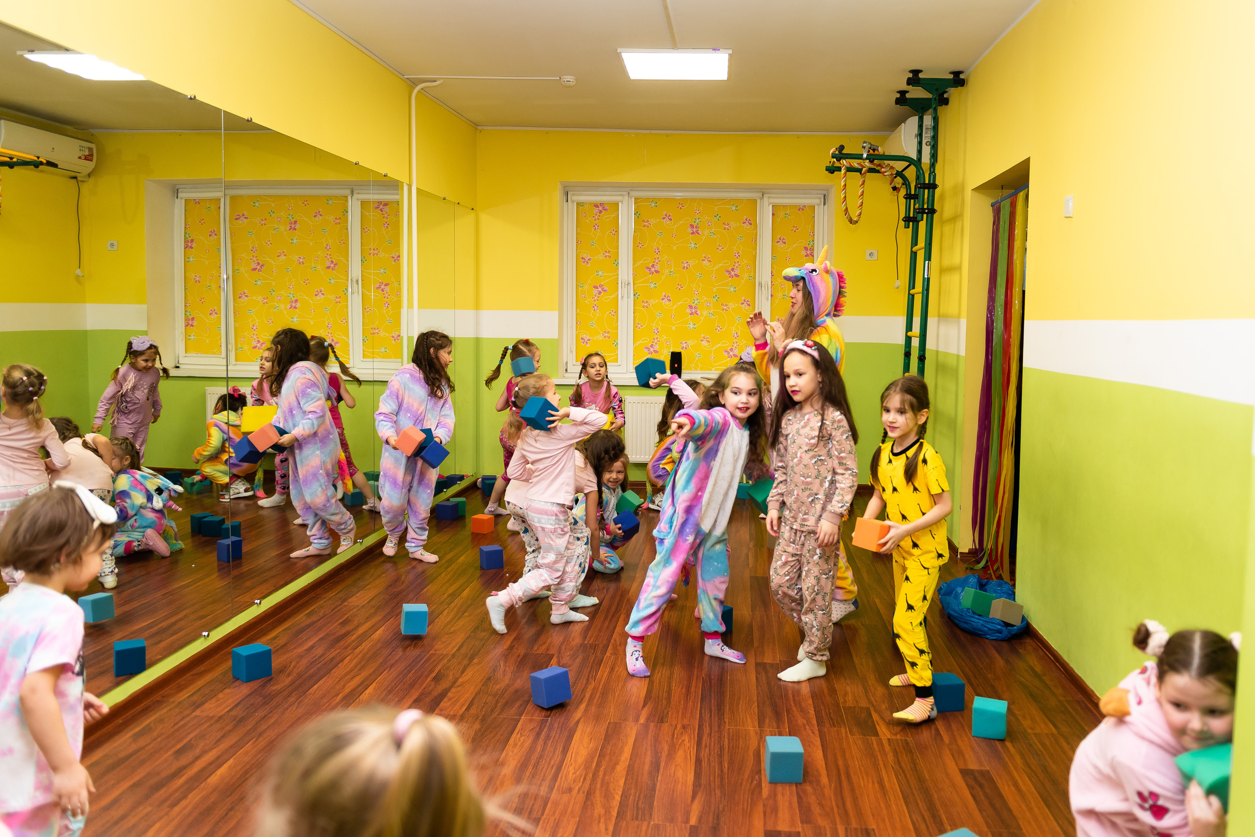 Пижамная вечеринка в игровом центре. Репортажный фотограф в Москве Alena Sfotkaet