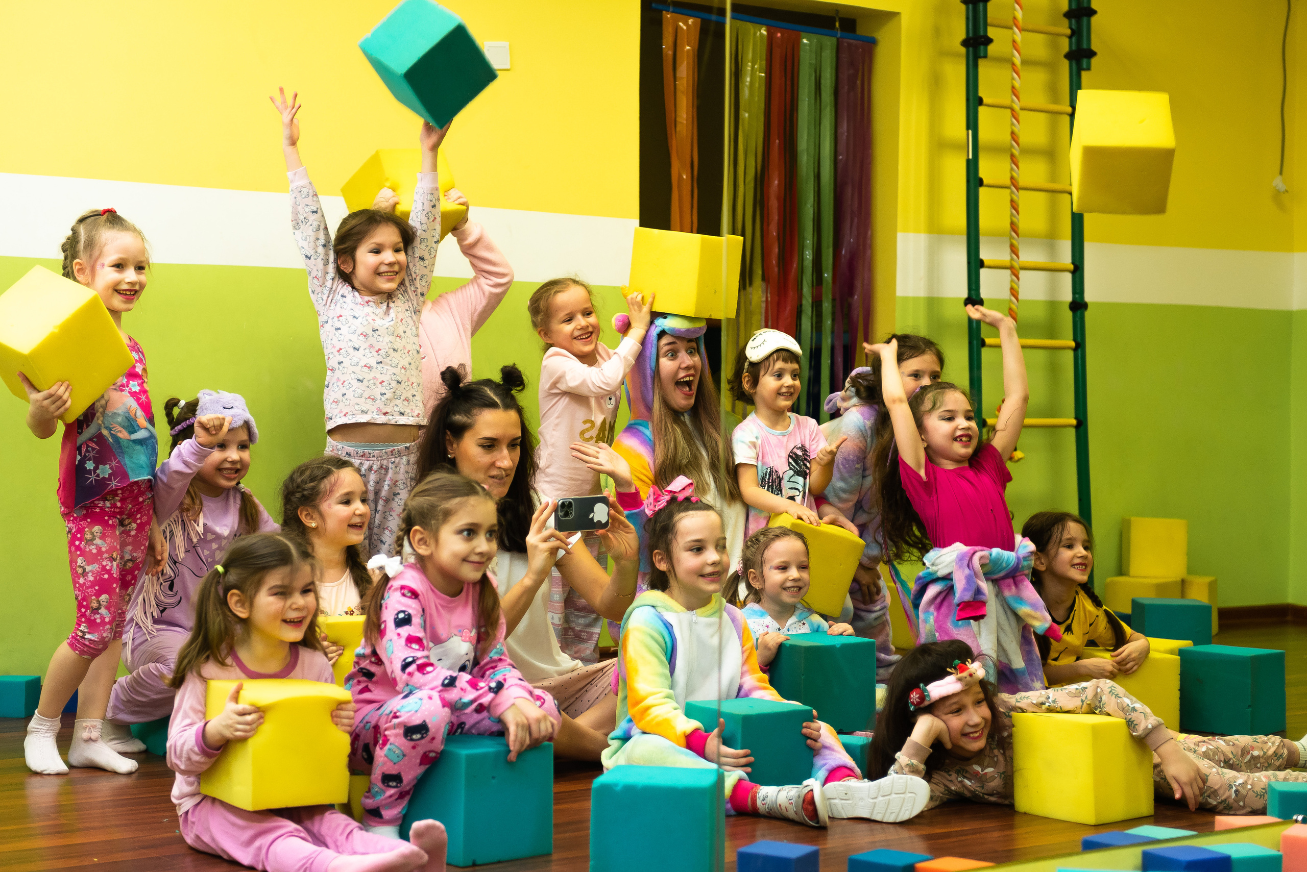 Пижамная вечеринка в игровом центре. Репортажный фотограф в Москве Alena Sfotkaet