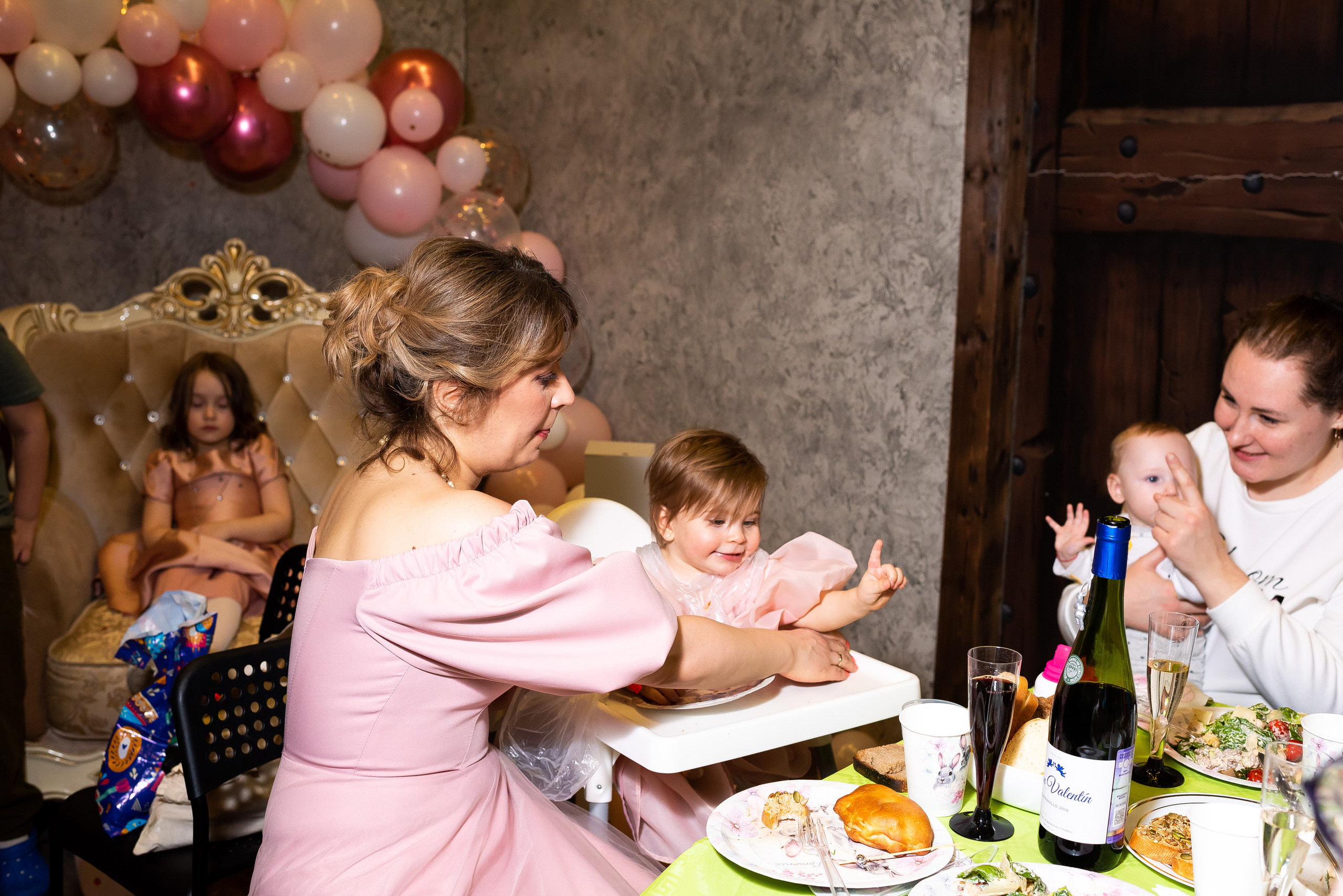 ДР Агаты в лофте. Репортажный фотограф в Москве Alena Sfotkaet