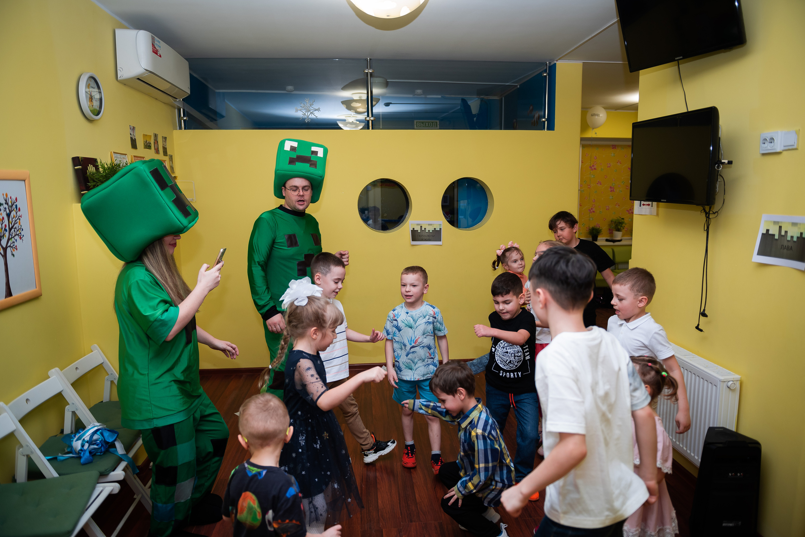 ДР Лёши в игровом центре. Репортажный фотограф в Москве Alena Sfotkaet