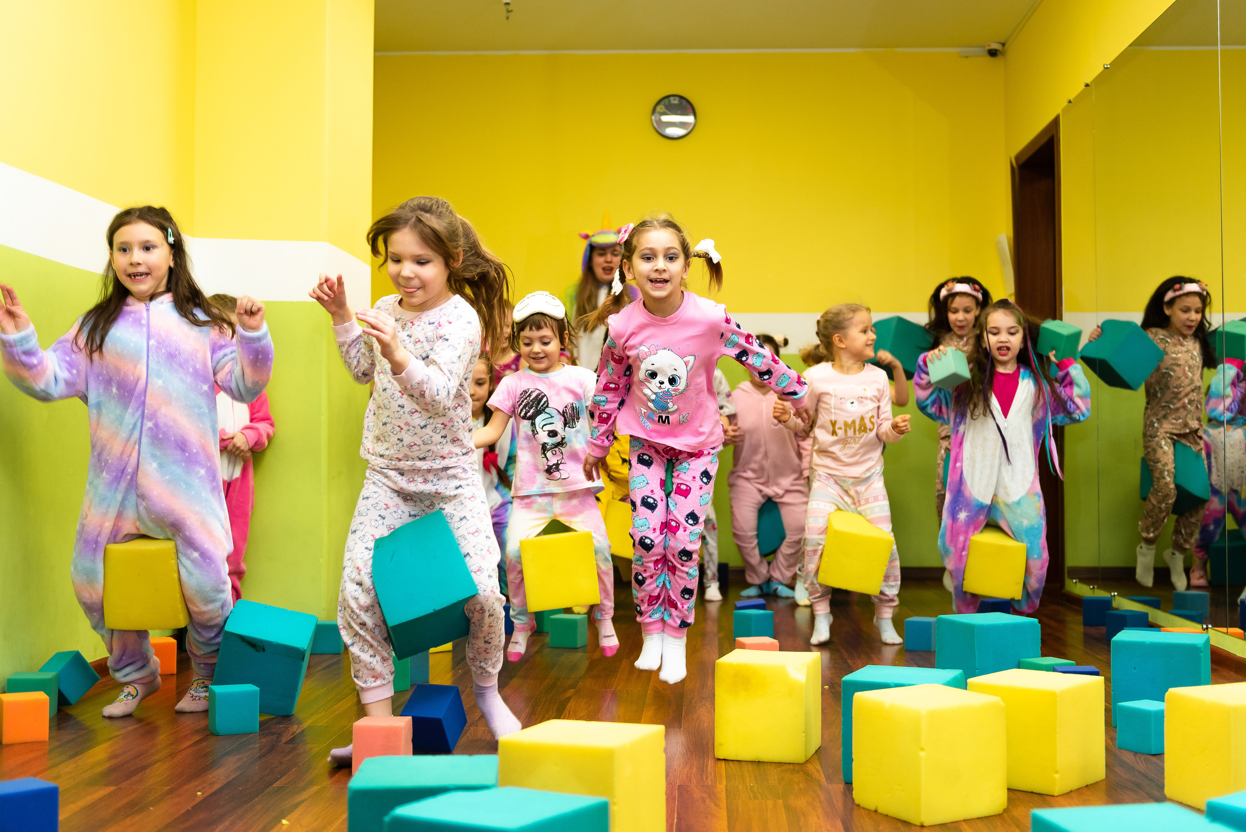 Пижамная вечеринка в игровом центре. Репортажный фотограф в Москве Alena Sfotkaet