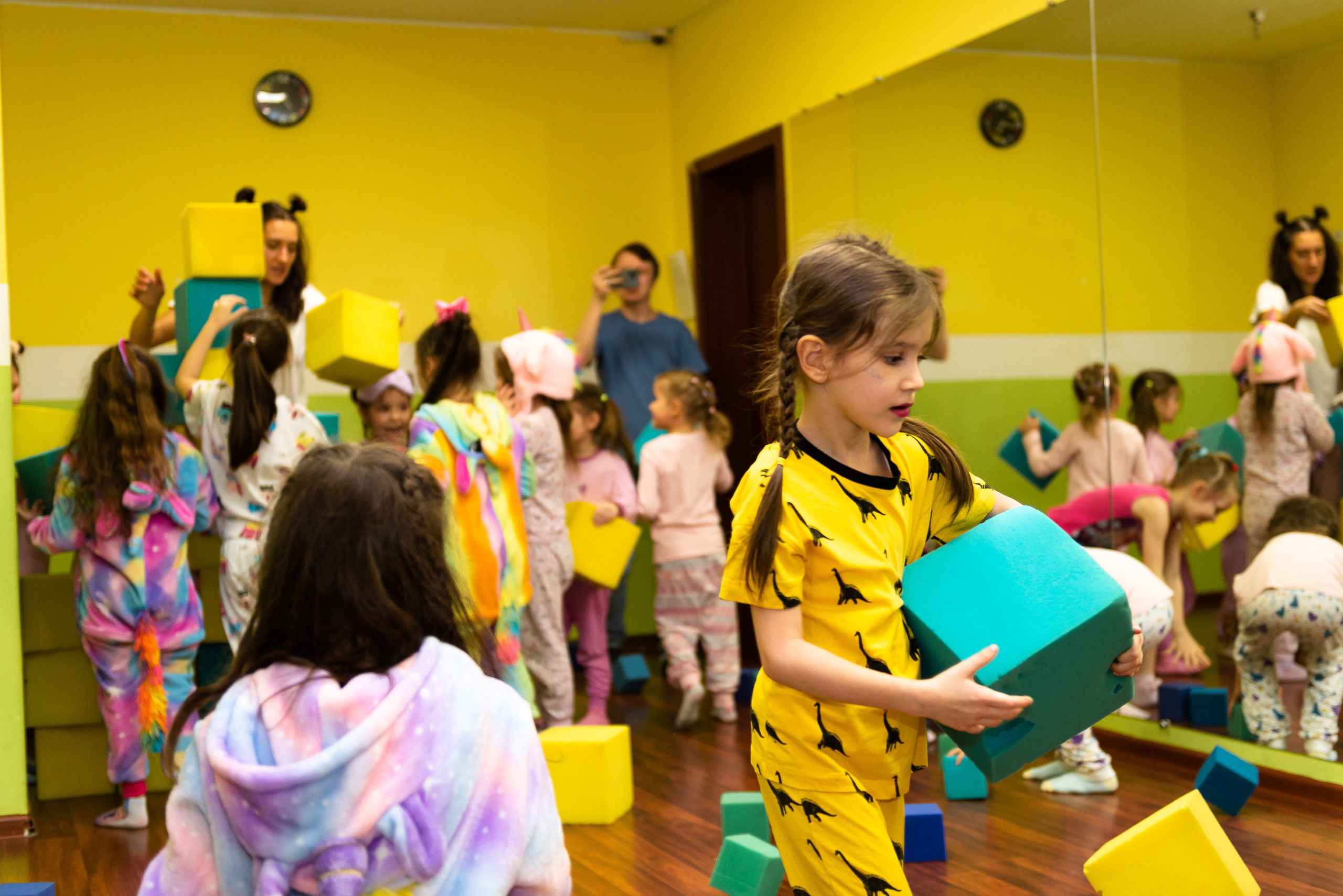 Пижамная вечеринка в игровом центре. Репортажный фотограф в Москве Alena Sfotkaet
