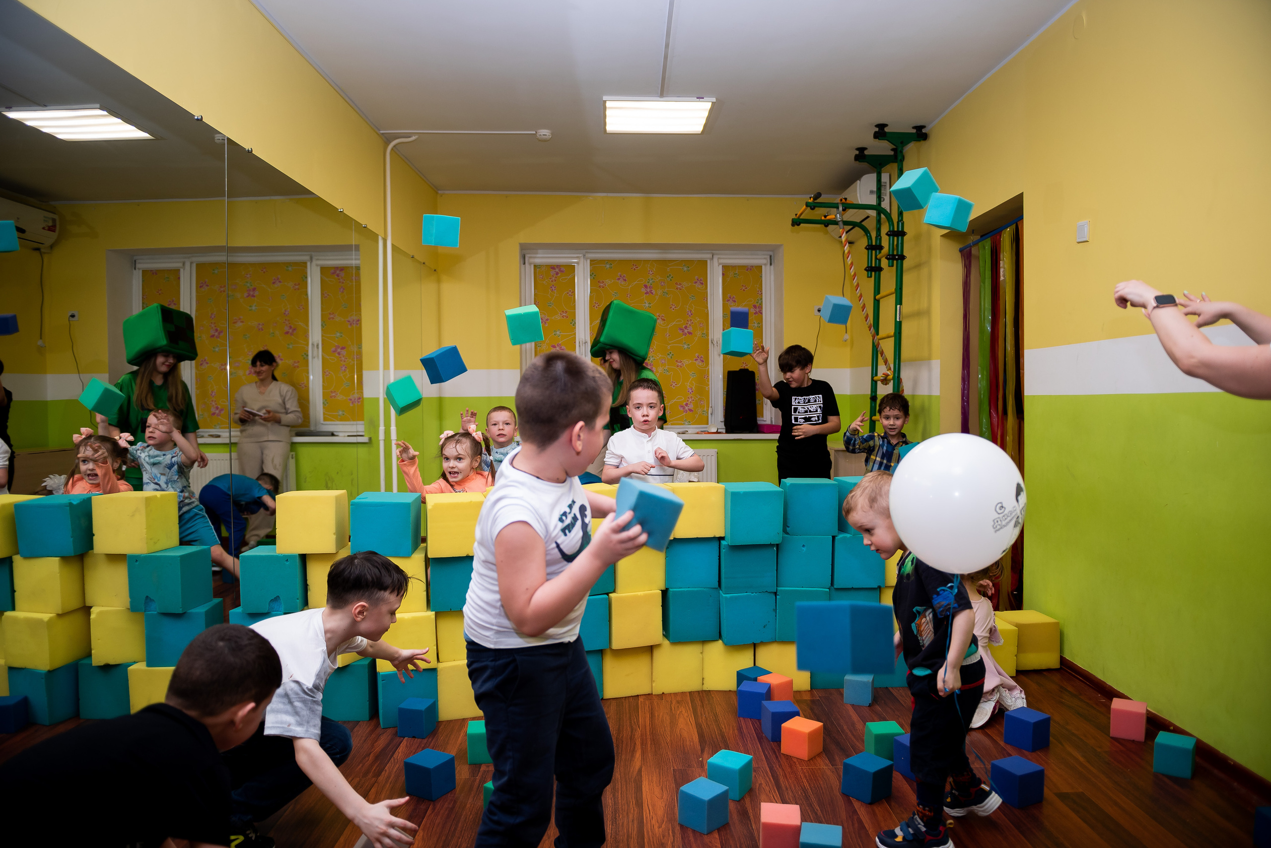 ДР Лёши в игровом центре. Репортажный фотограф в Москве Alena Sfotkaet