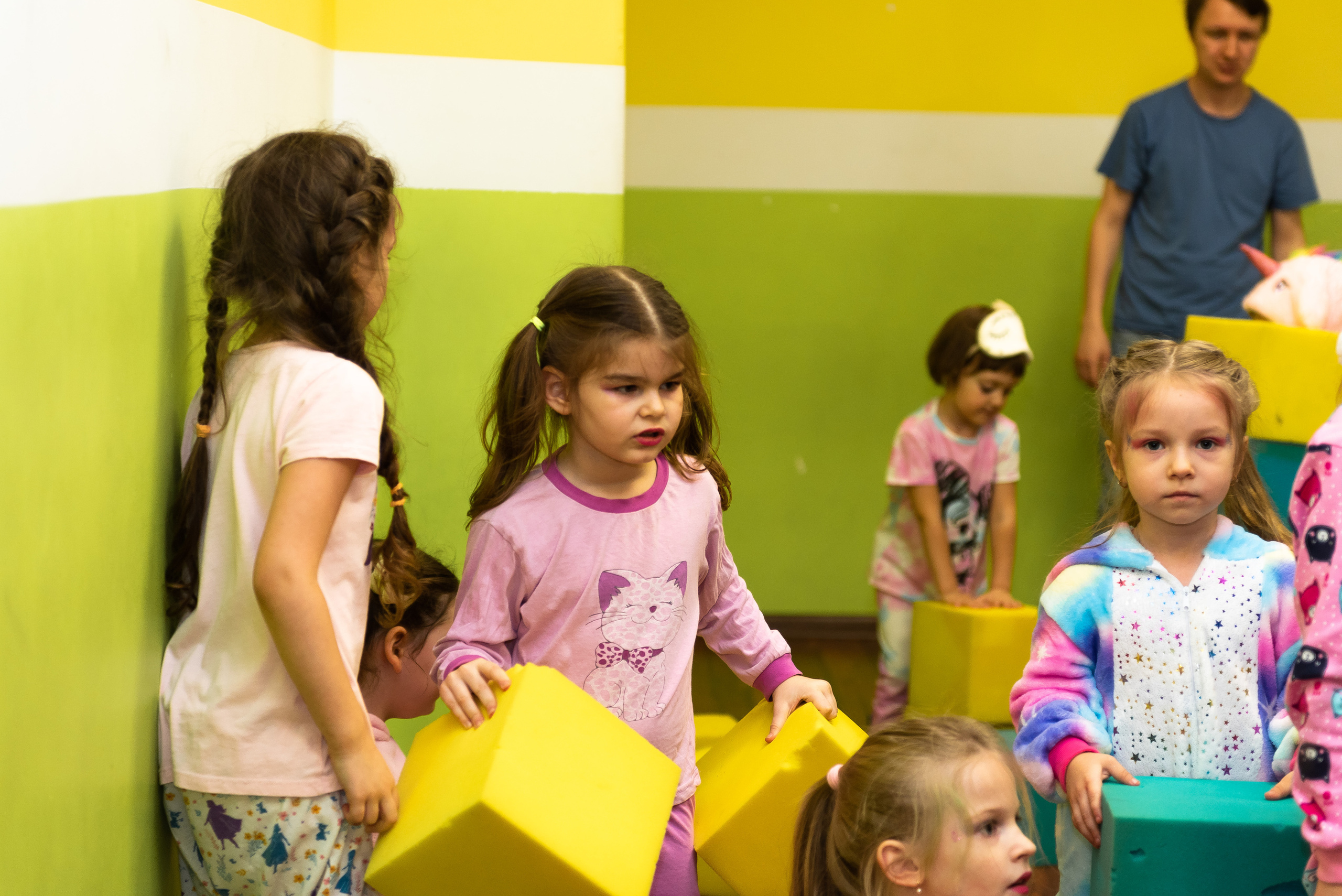 Пижамная вечеринка в игровом центре. Репортажный фотограф в Москве Alena Sfotkaet