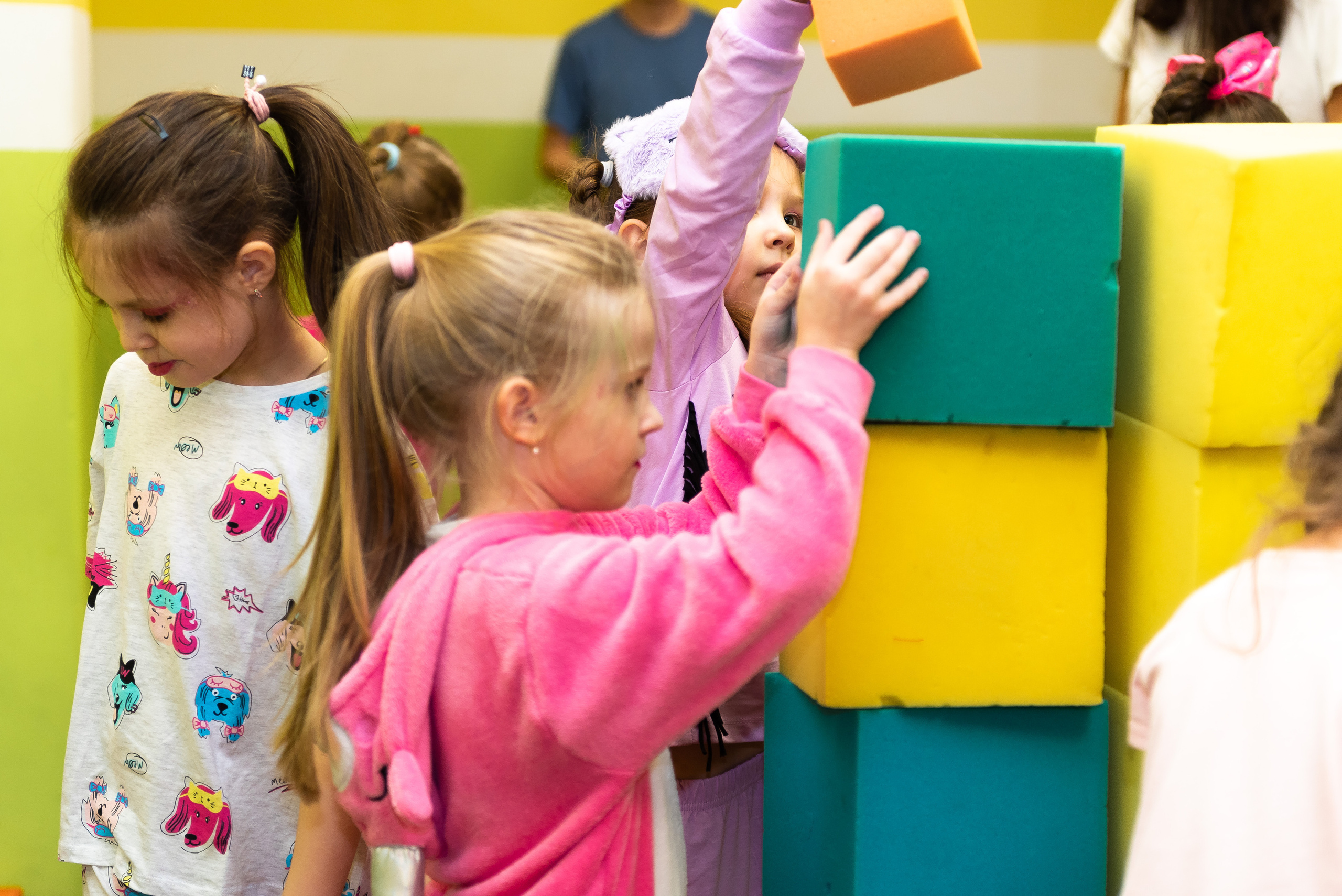 Пижамная вечеринка в игровом центре. Репортажный фотограф в Москве Alena Sfotkaet