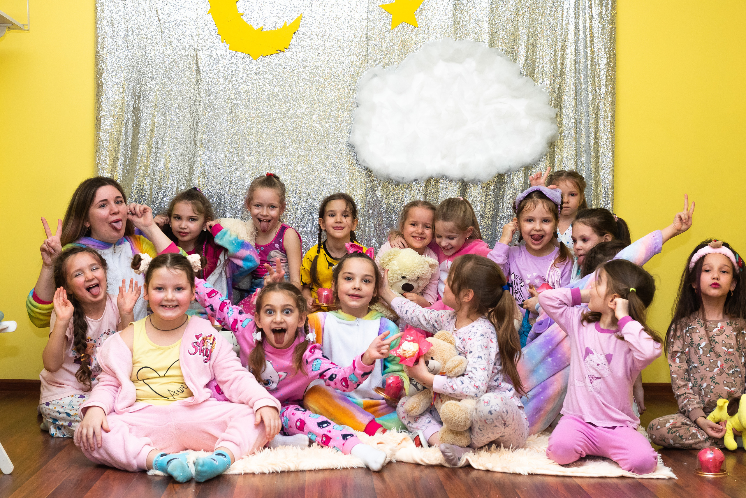 Пижамная вечеринка в игровом центре. Репортажный фотограф в Москве Alena Sfotkaet