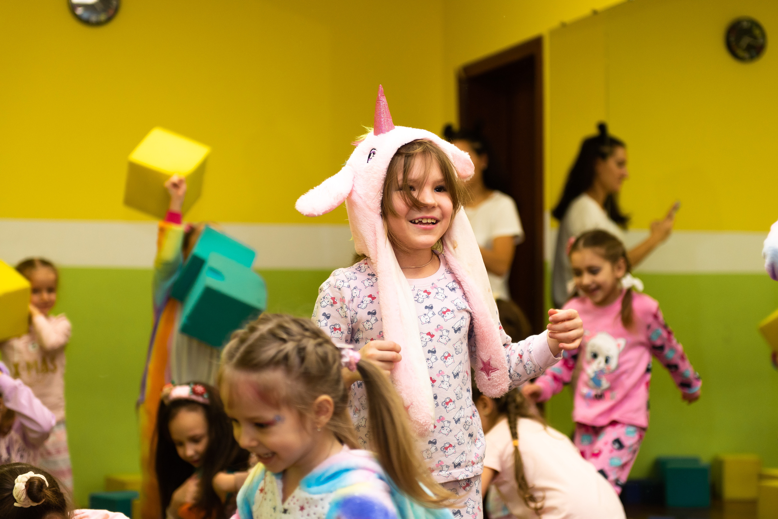 Пижамная вечеринка в игровом центре. Репортажный фотограф в Москве Alena Sfotkaet