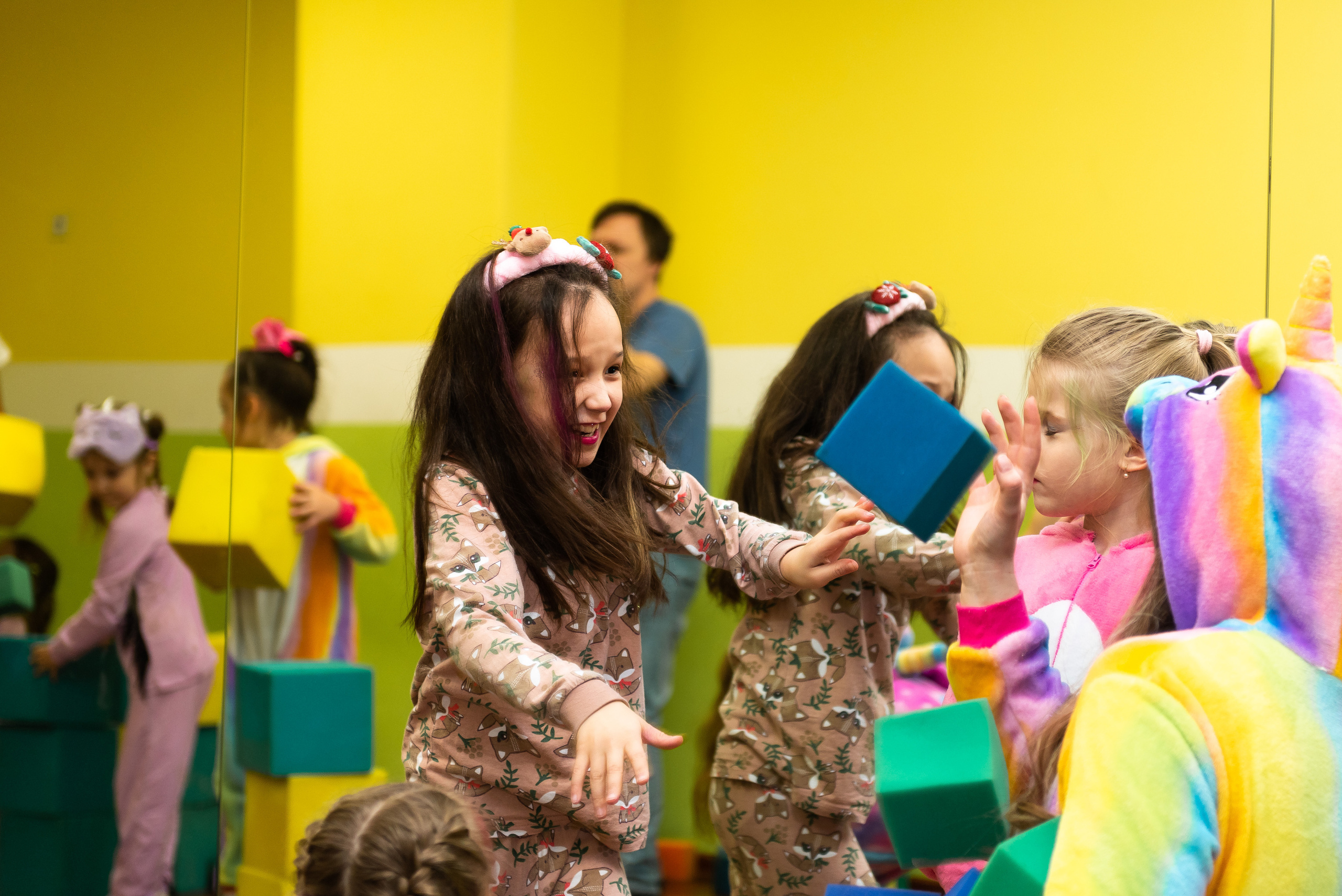 Пижамная вечеринка в игровом центре. Репортажный фотограф в Москве Alena Sfotkaet