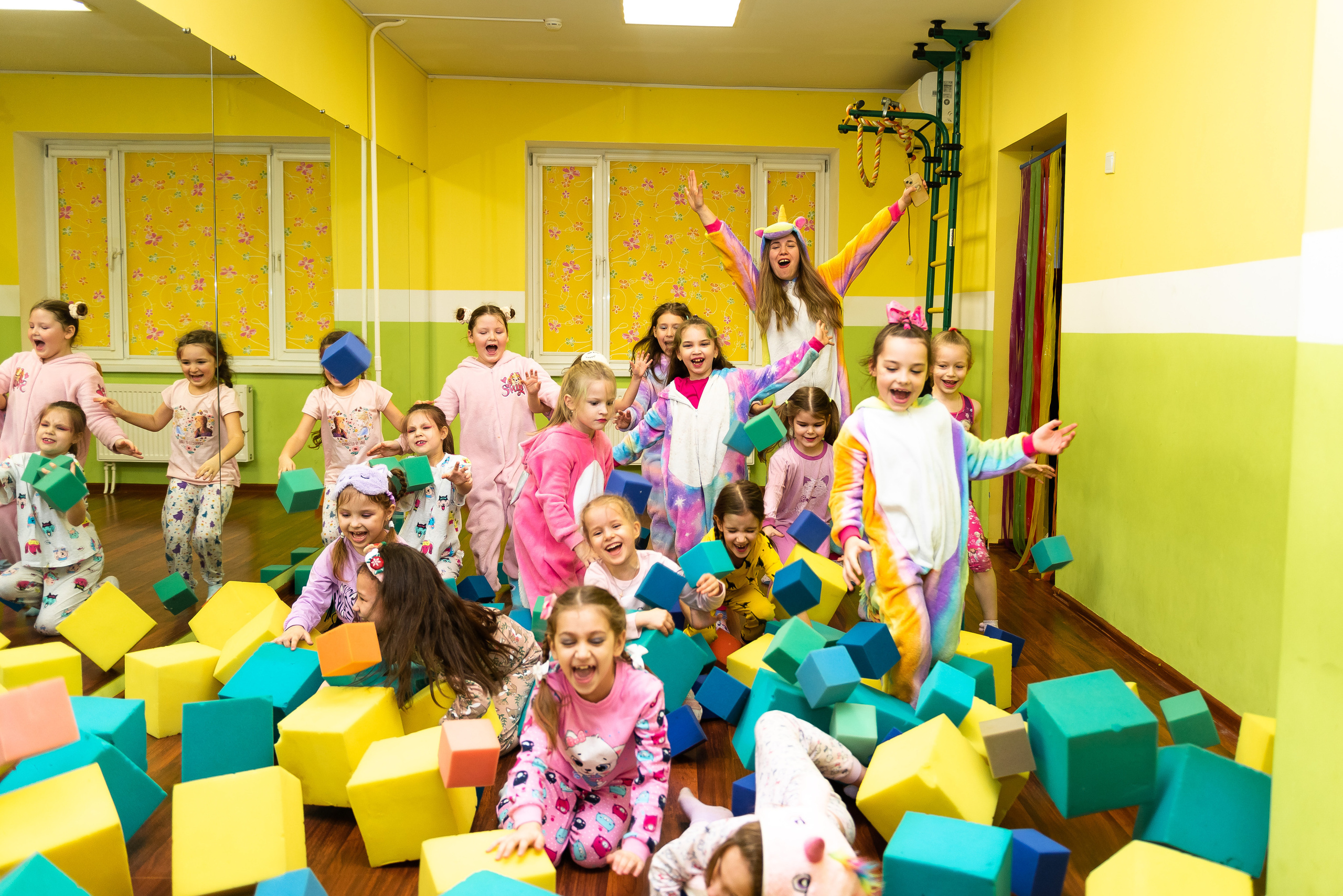 Пижамная вечеринка в игровом центре. Репортажный фотограф в Москве Alena Sfotkaet