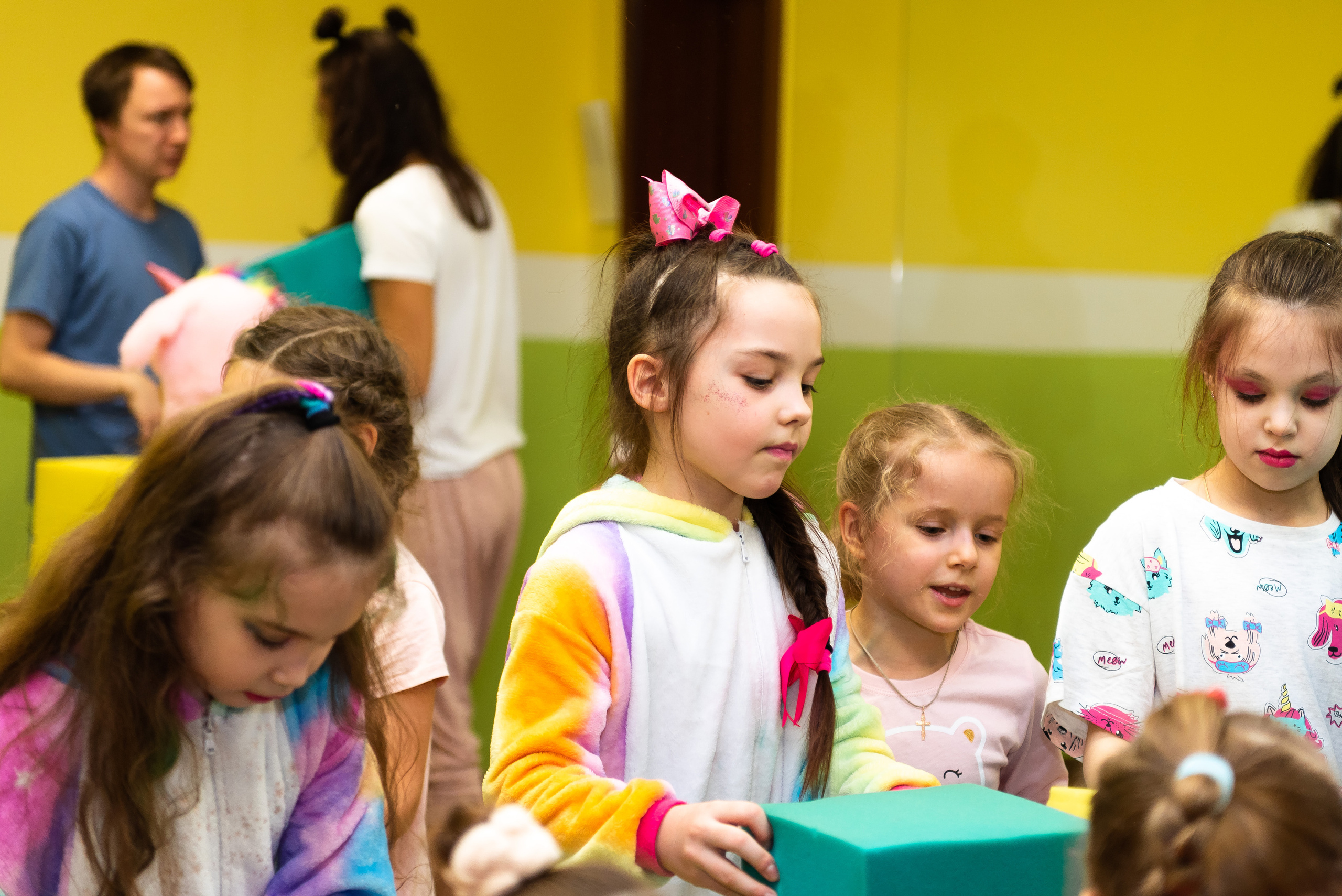 Пижамная вечеринка в игровом центре. Репортажный фотограф в Москве Alena Sfotkaet