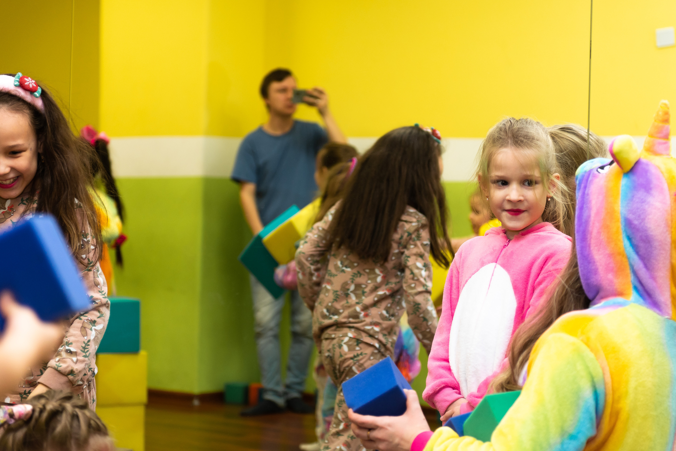 Пижамная вечеринка в игровом центре. Репортажный фотограф в Москве Alena Sfotkaet