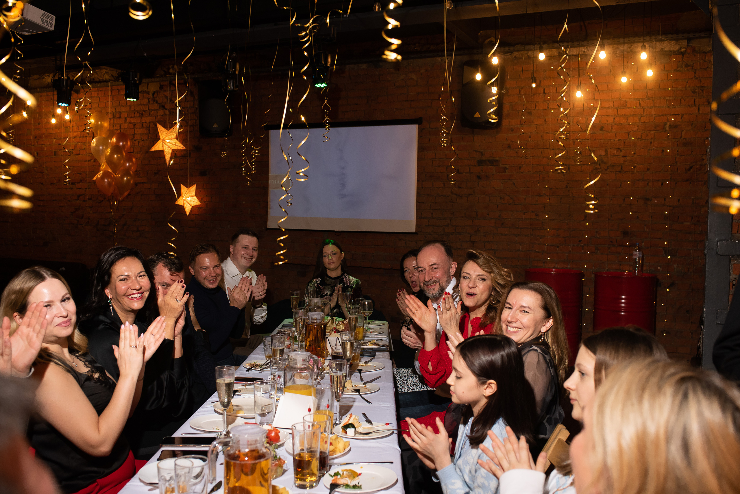 ДР Полины в лофте. Репортажный фотограф в Москве Alena Sfotkaet